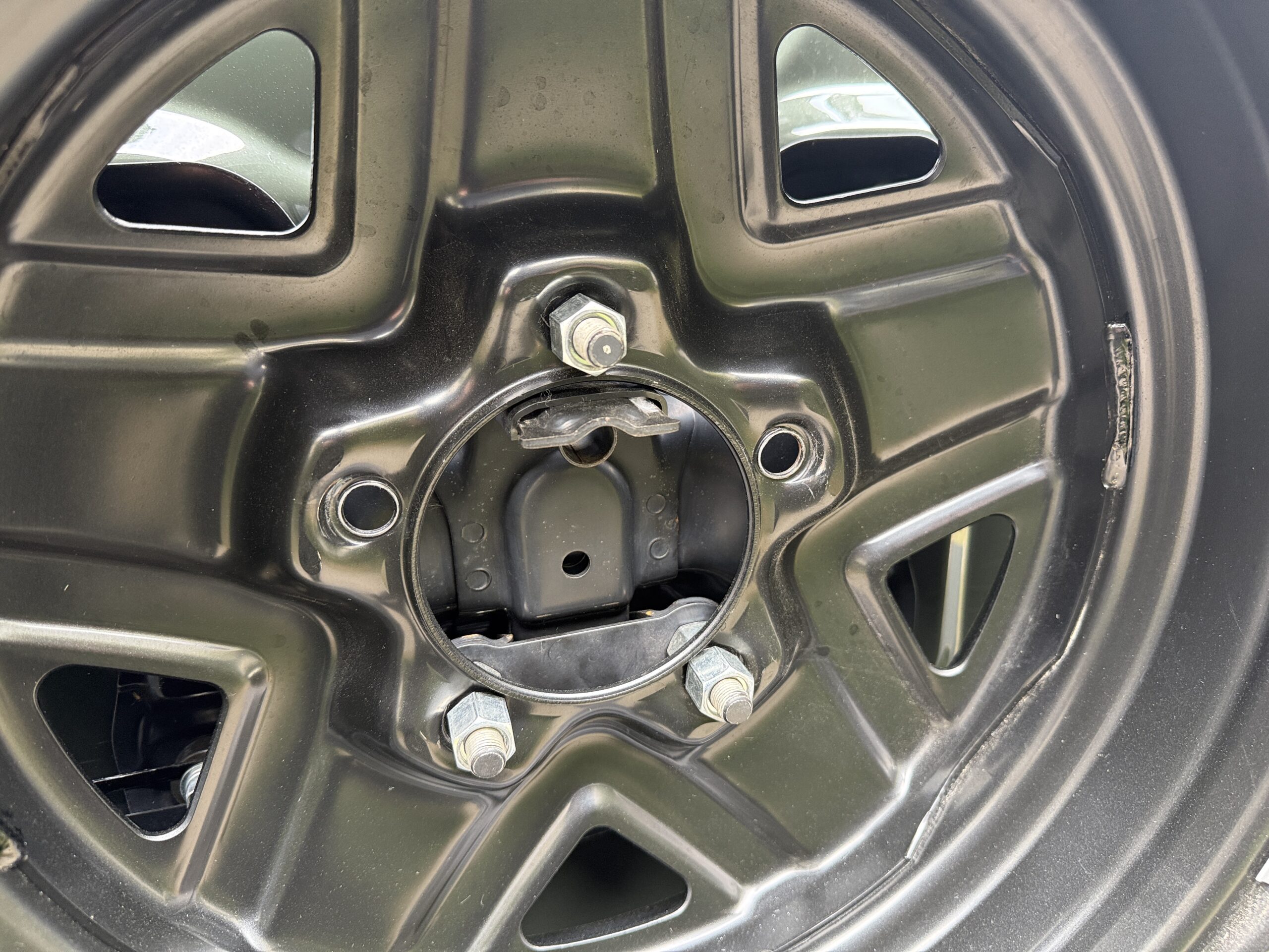 シルバーのナットを付けたジムニーのホイール