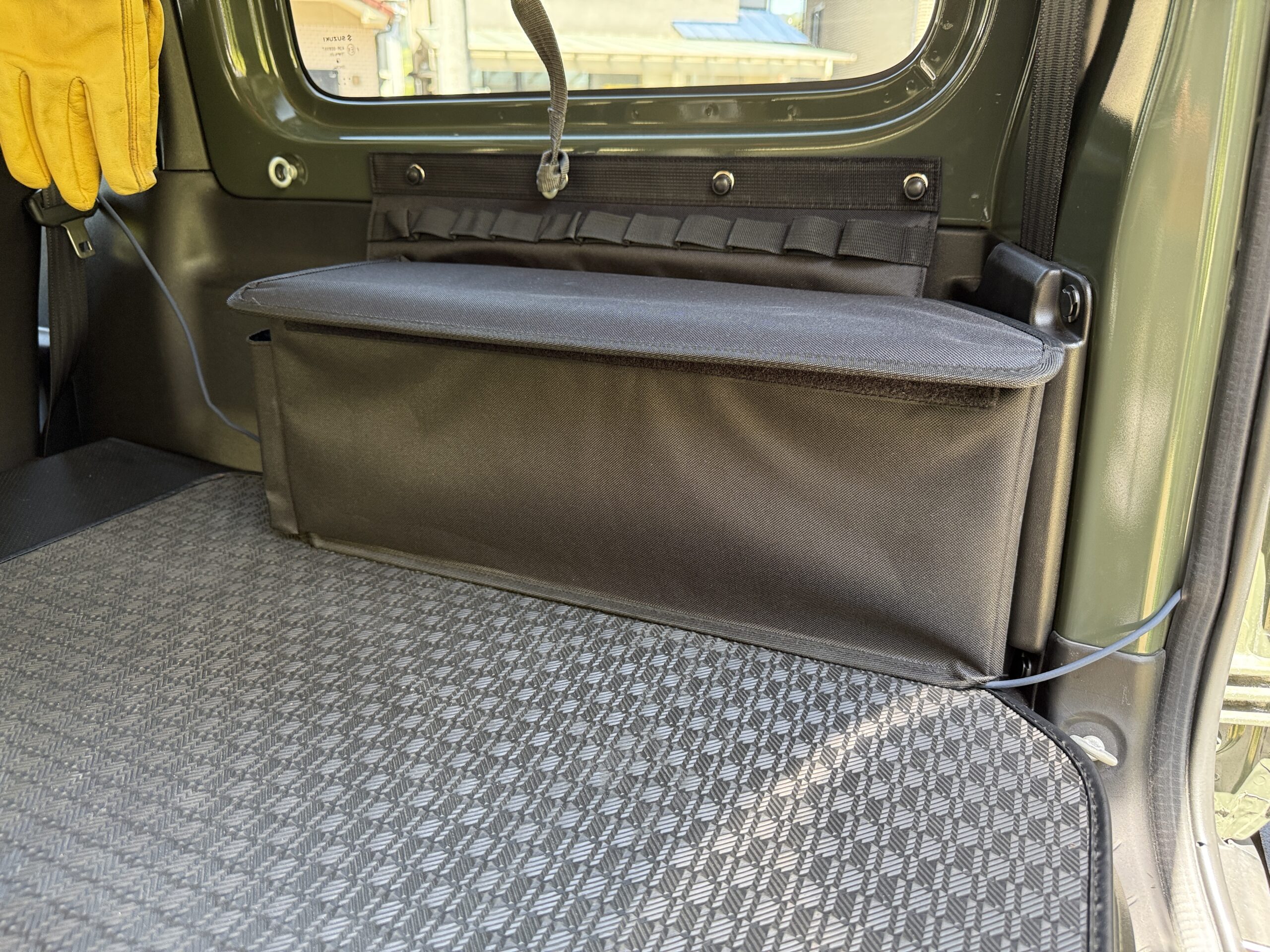 ラゲッジ収納ボックスを愛車のジムニーに取付