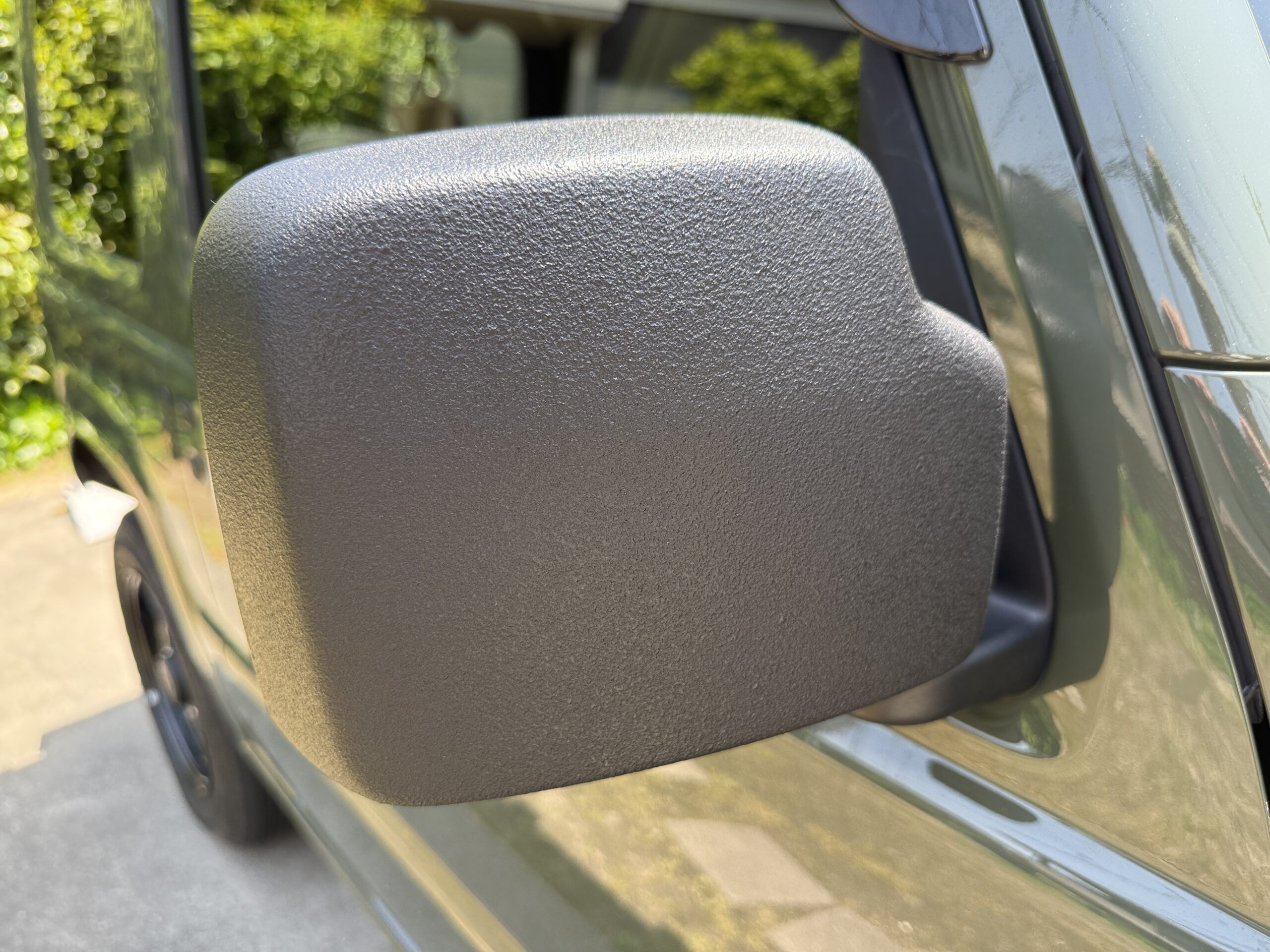 車体に付けたチッピング塗装したミラーカバー