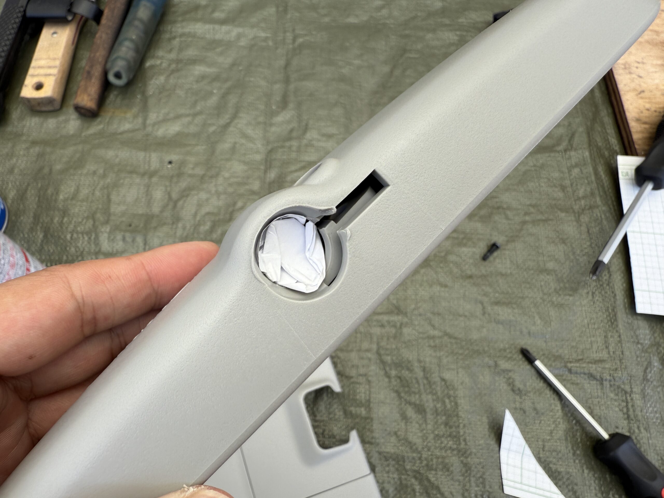 穴にコピー用紙を入れたルームミラー