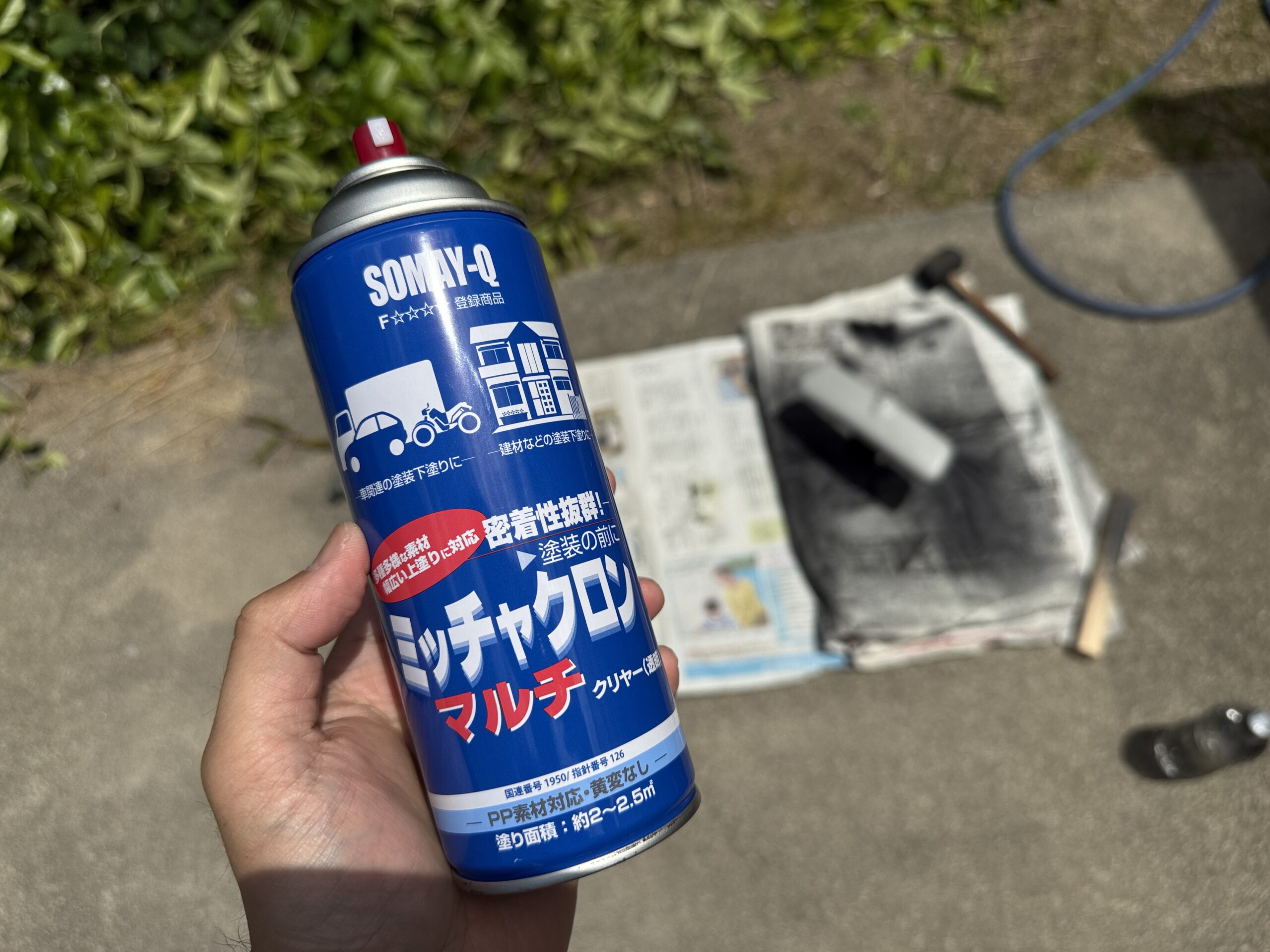 ミッチャクロンの缶スプレーと左手