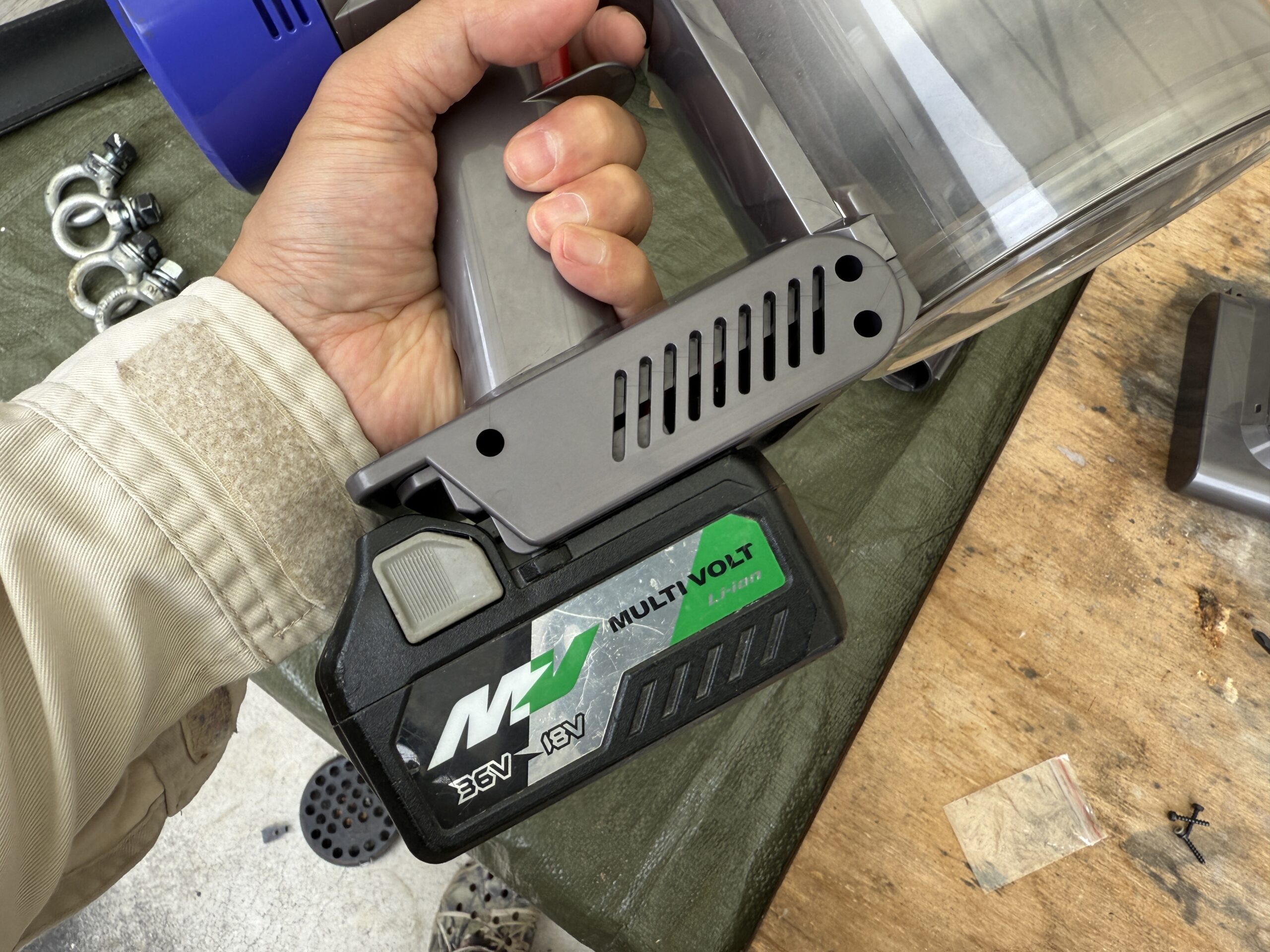 ハイコーキのバッテリーを付けたダイソンの掃除機