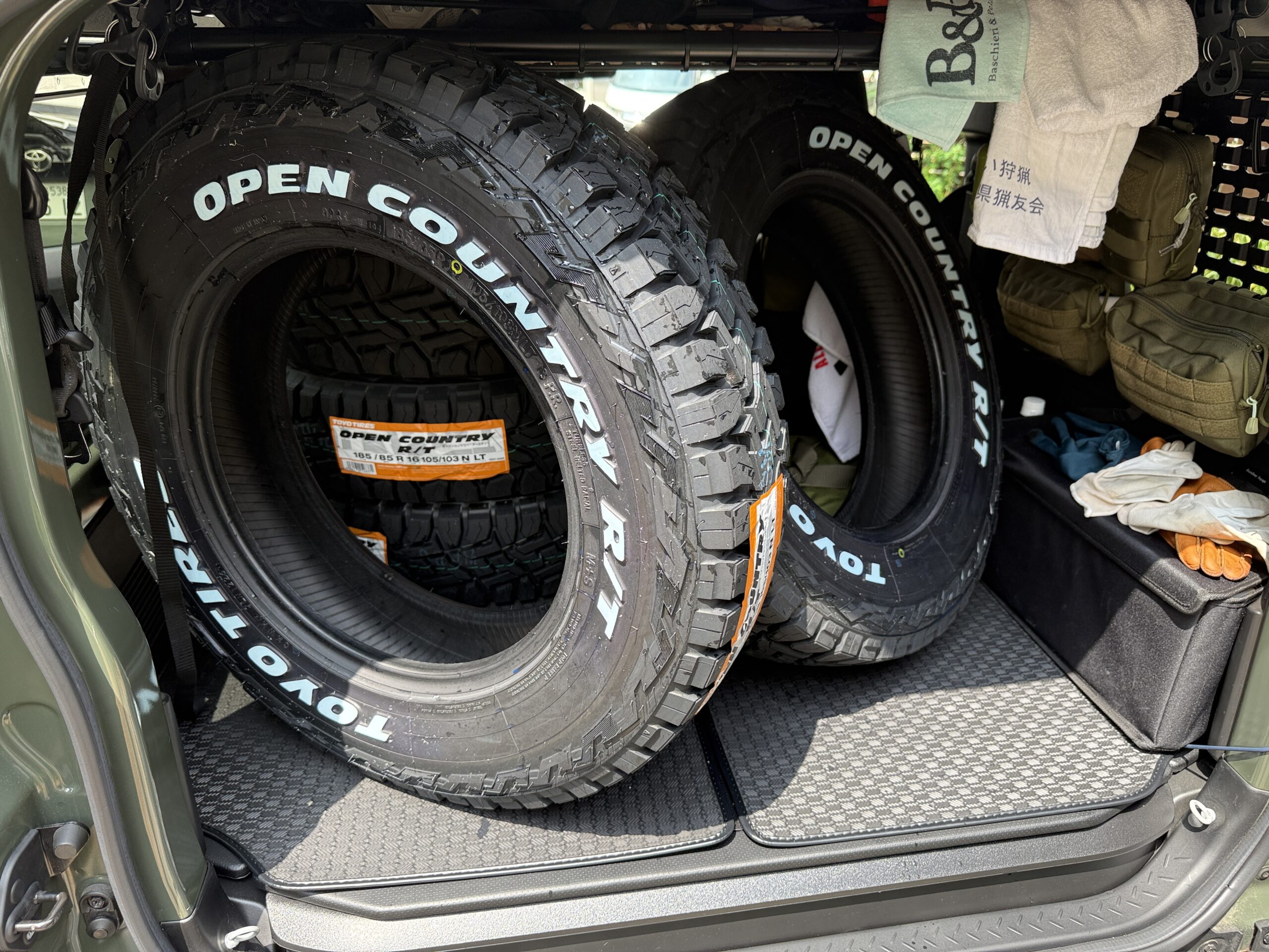 ジムニーの車内にタイヤを5本積んだ