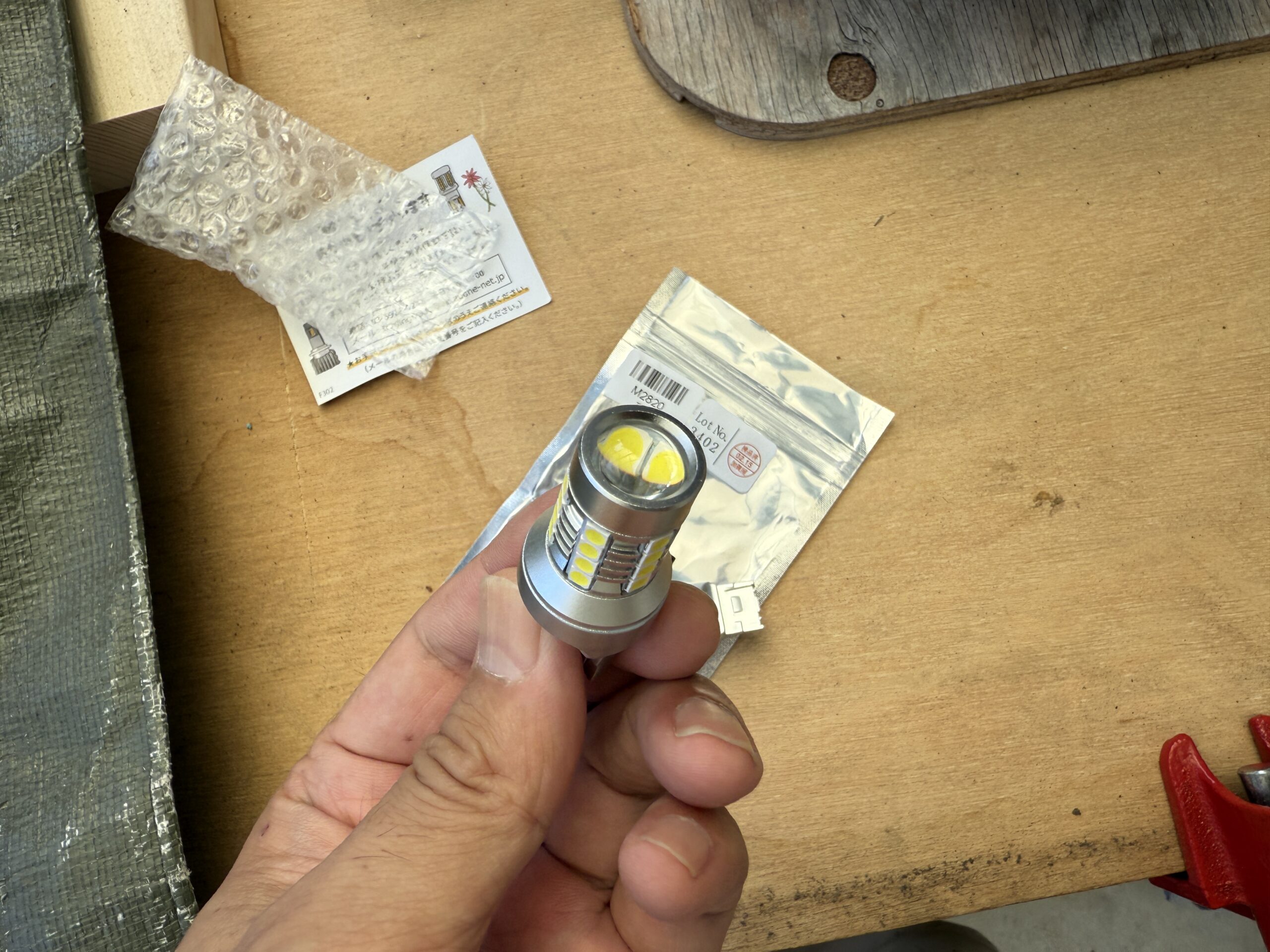 LEDのバックランプと左手