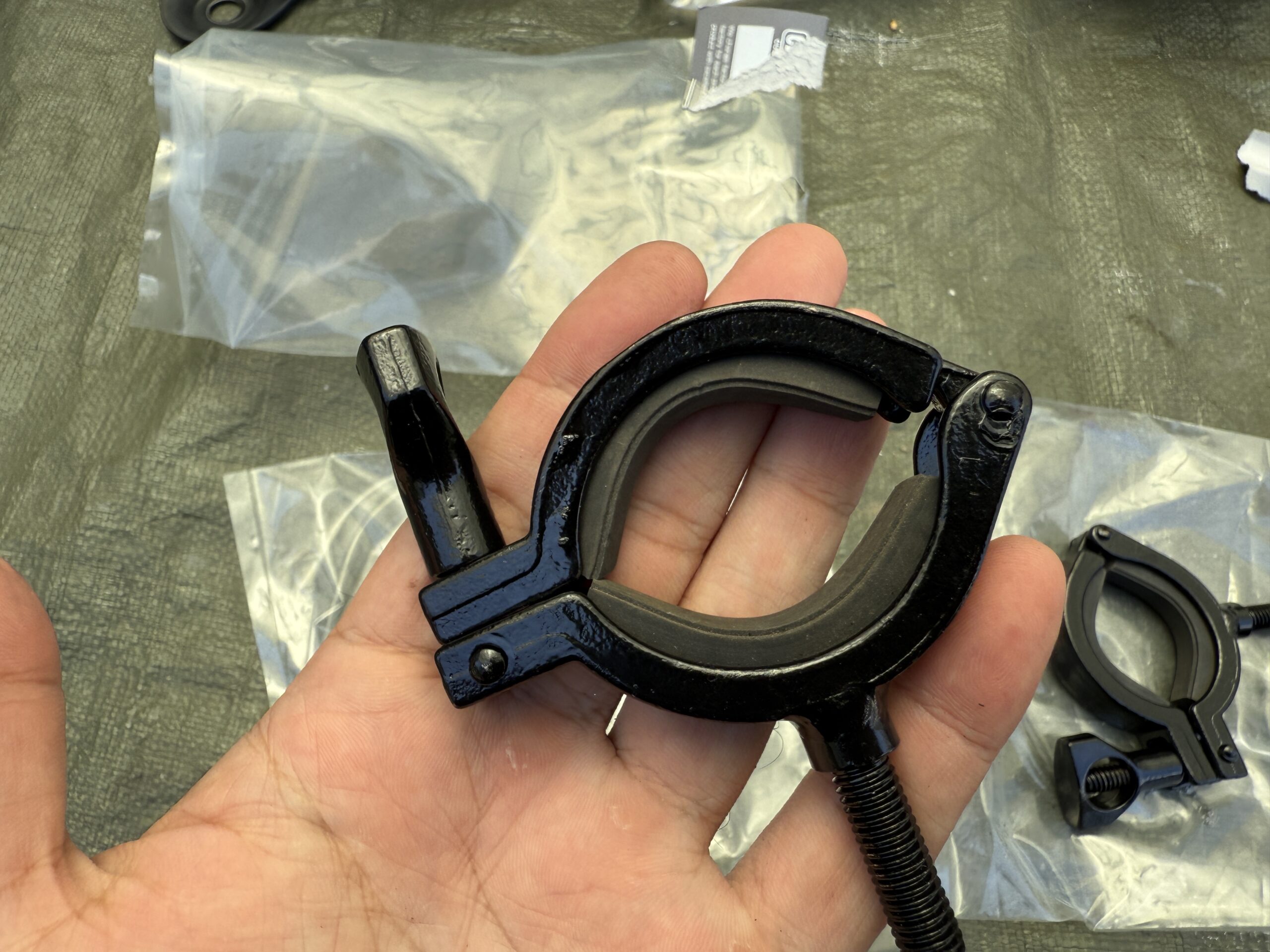 バリアブルルーフラック用スコップホルダーと左手