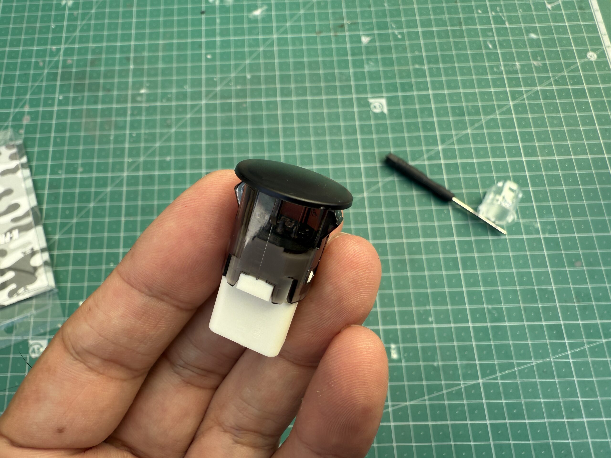 外したオートライトのセンサーと工具