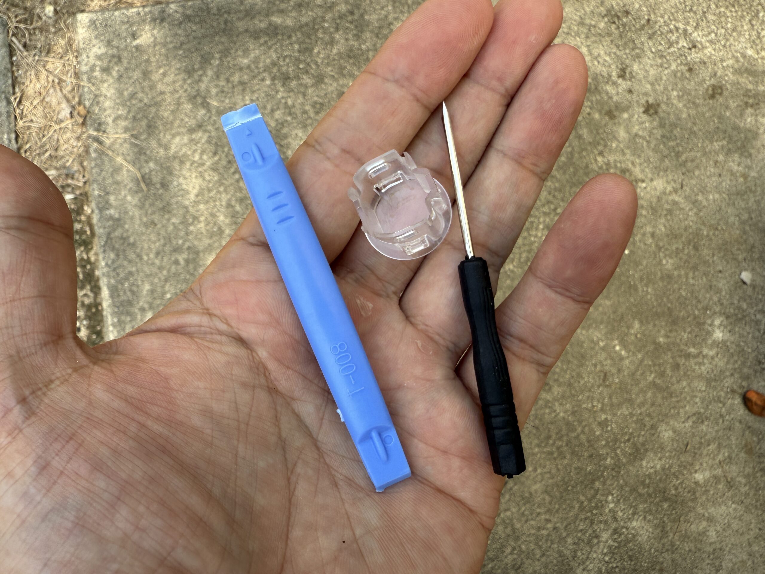 オートライトカバーと工具と左手