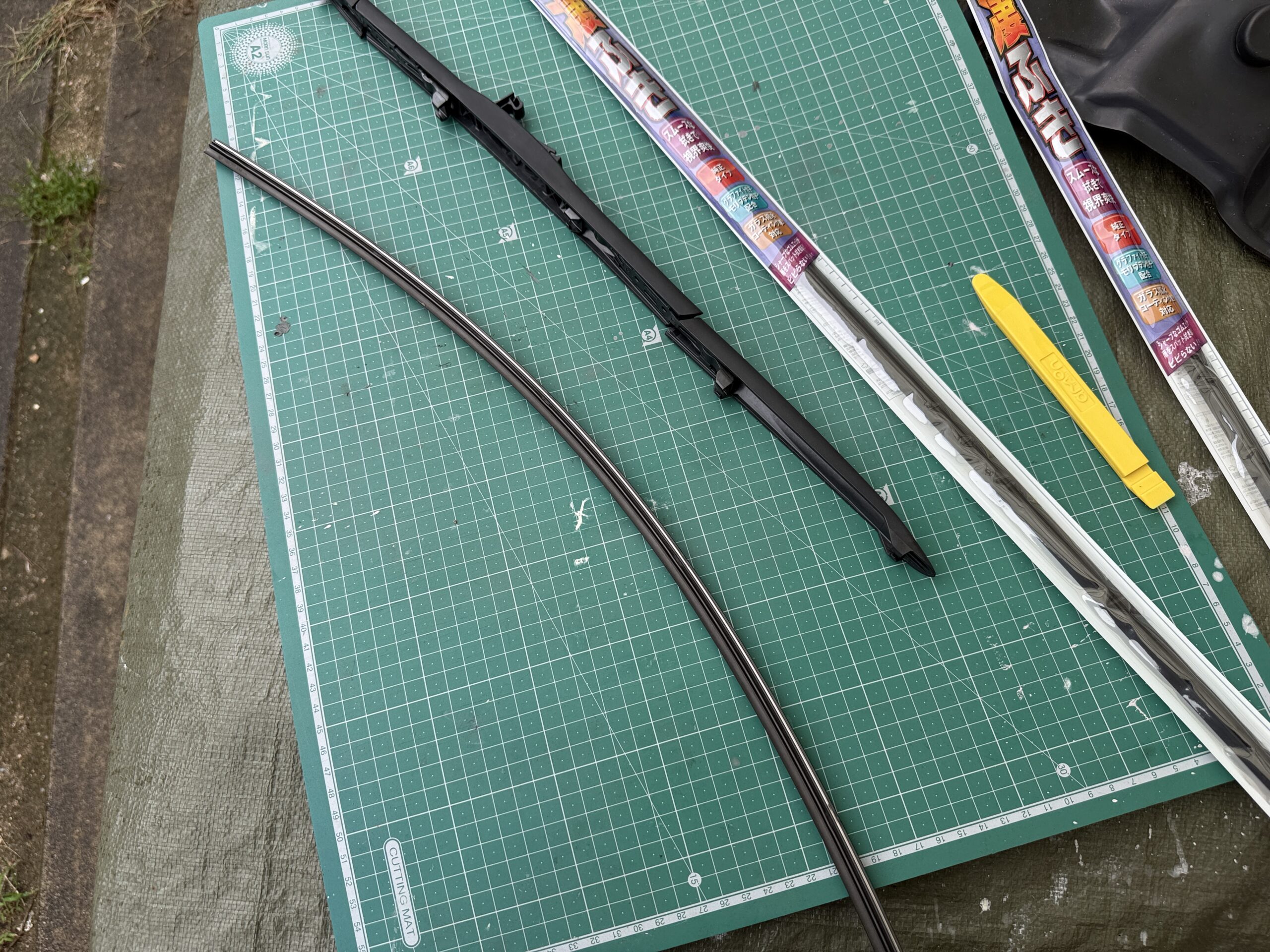 ワイヤーブレードと新品のワイパーゴム