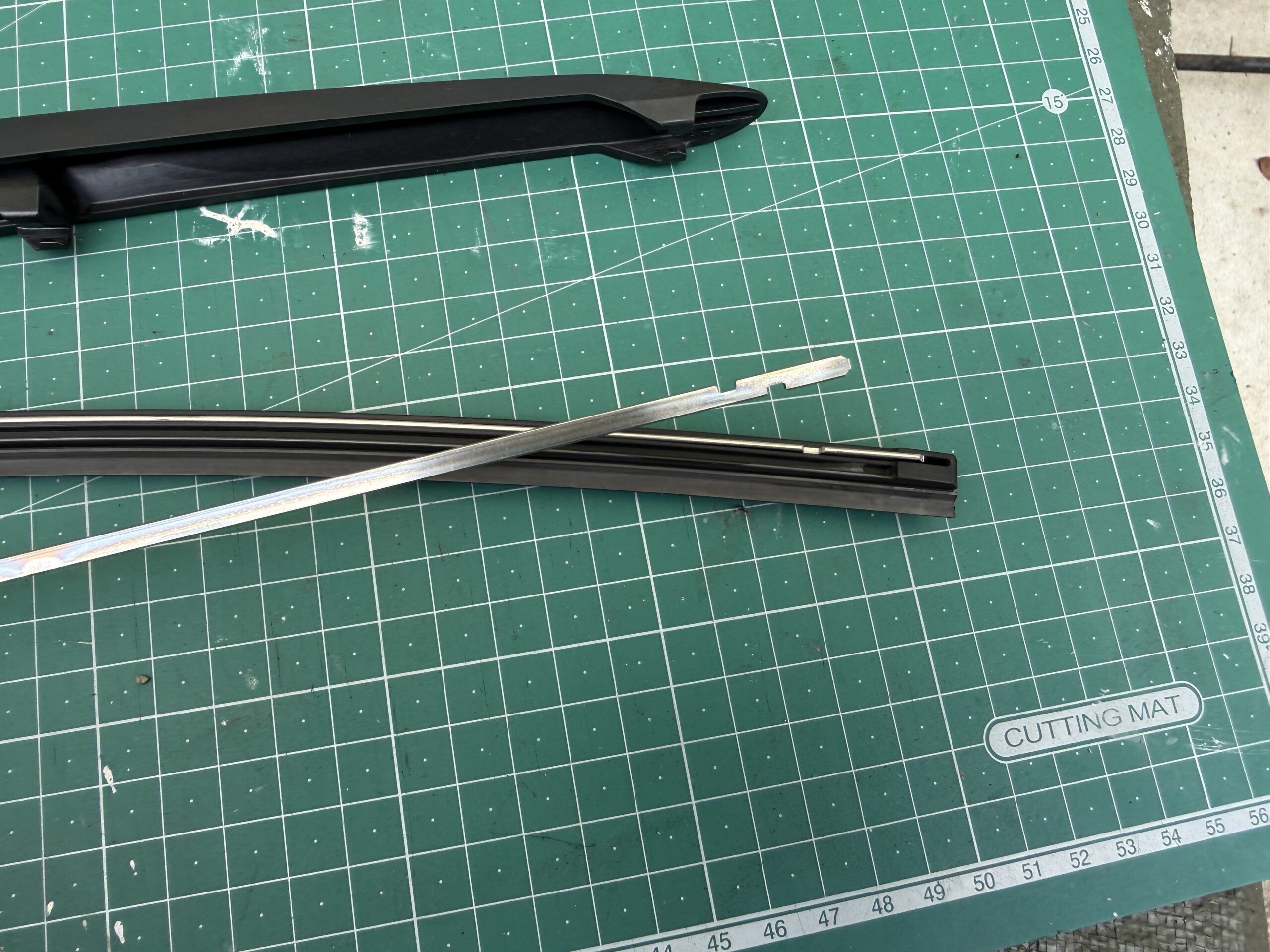 金属のレールとワイパーゴム