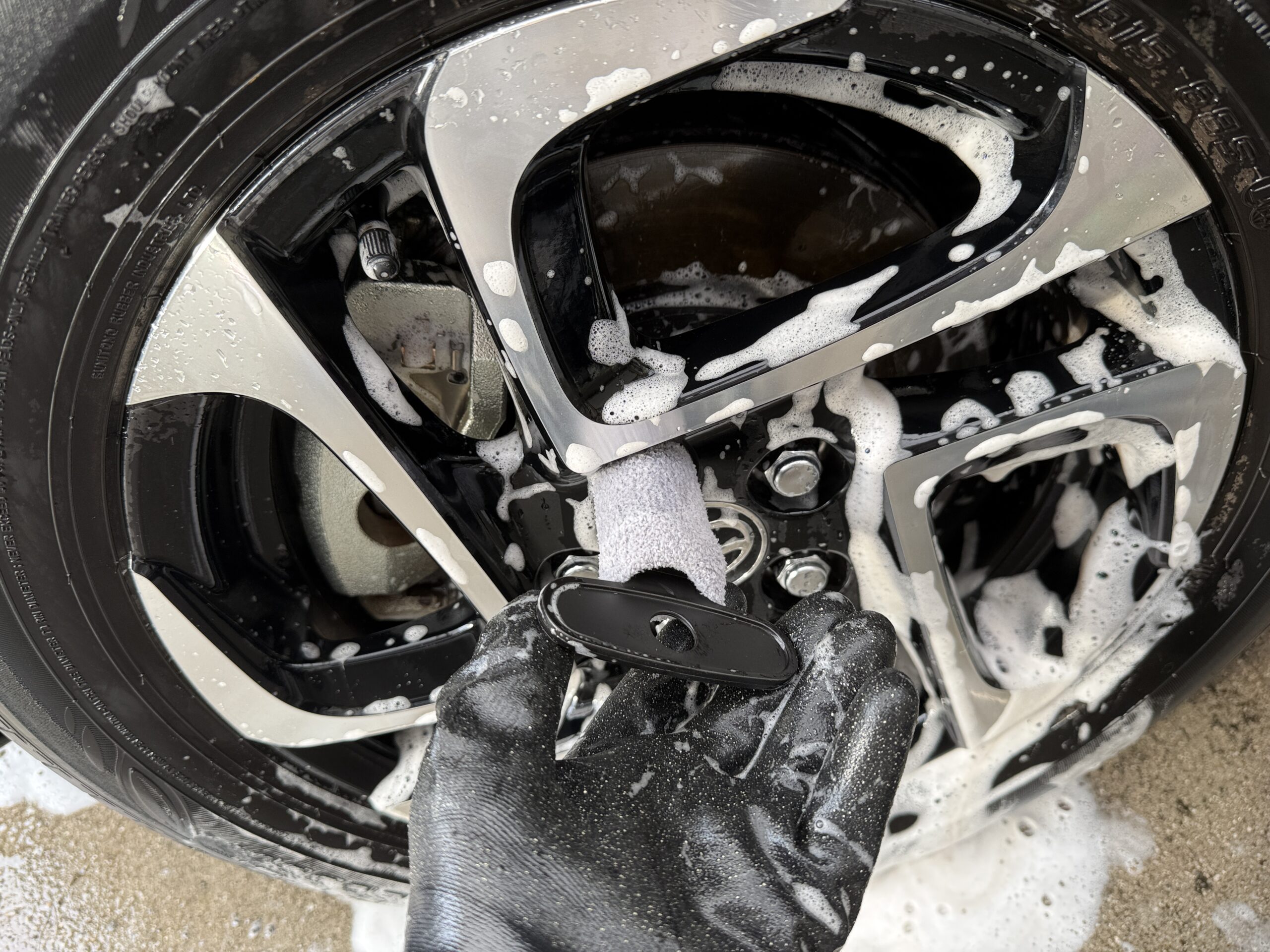 ホイールナットの中を洗浄