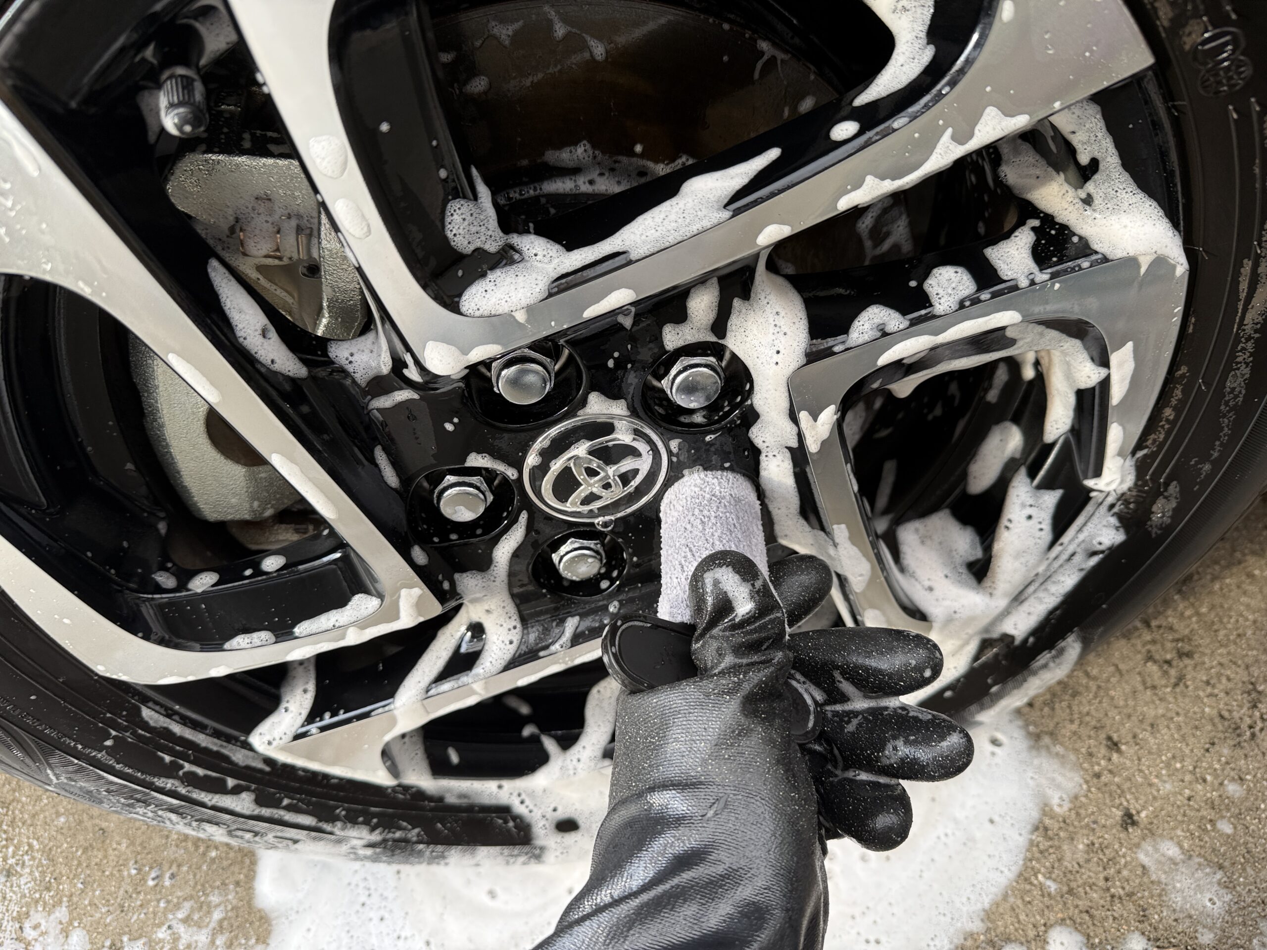 ネジ巻き型ホイールナット洗浄でシエンタのホイールナットとナットを洗浄中