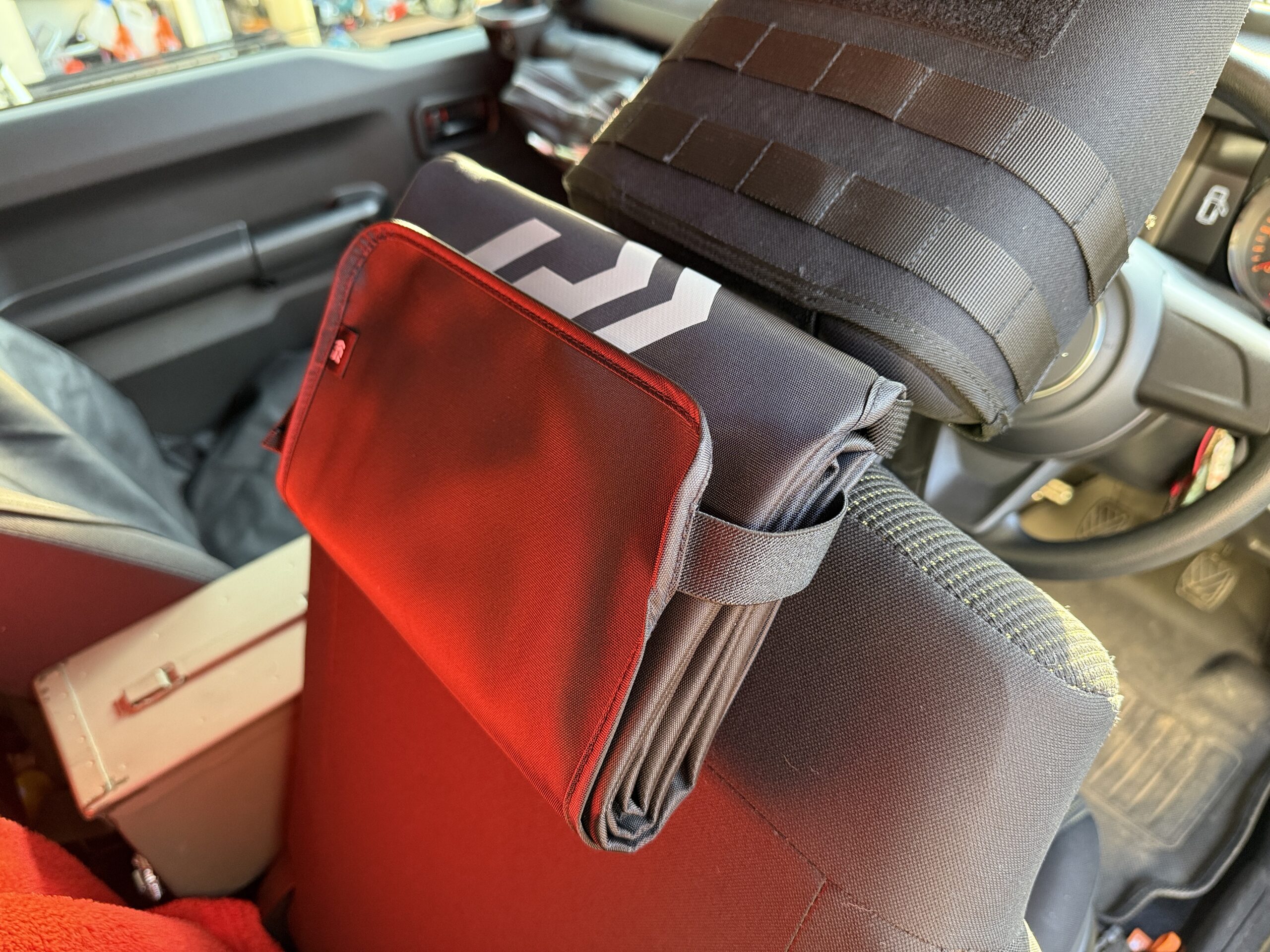 発車オーライえをジムニーの運転席の後ろに付けた状態