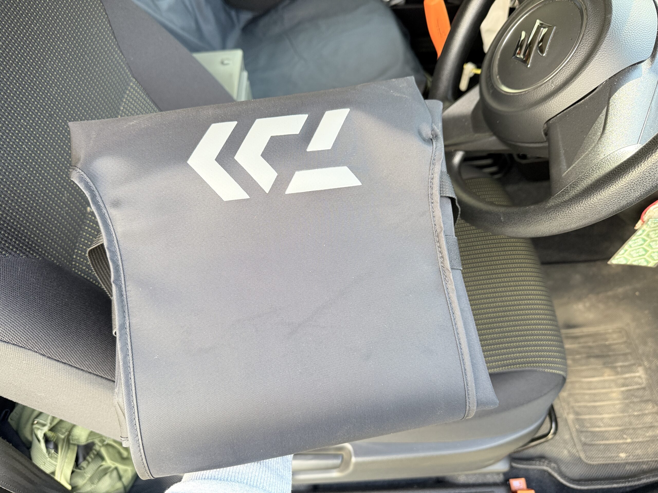 綺麗に折り畳んだシートカバーとジムニーの運転席