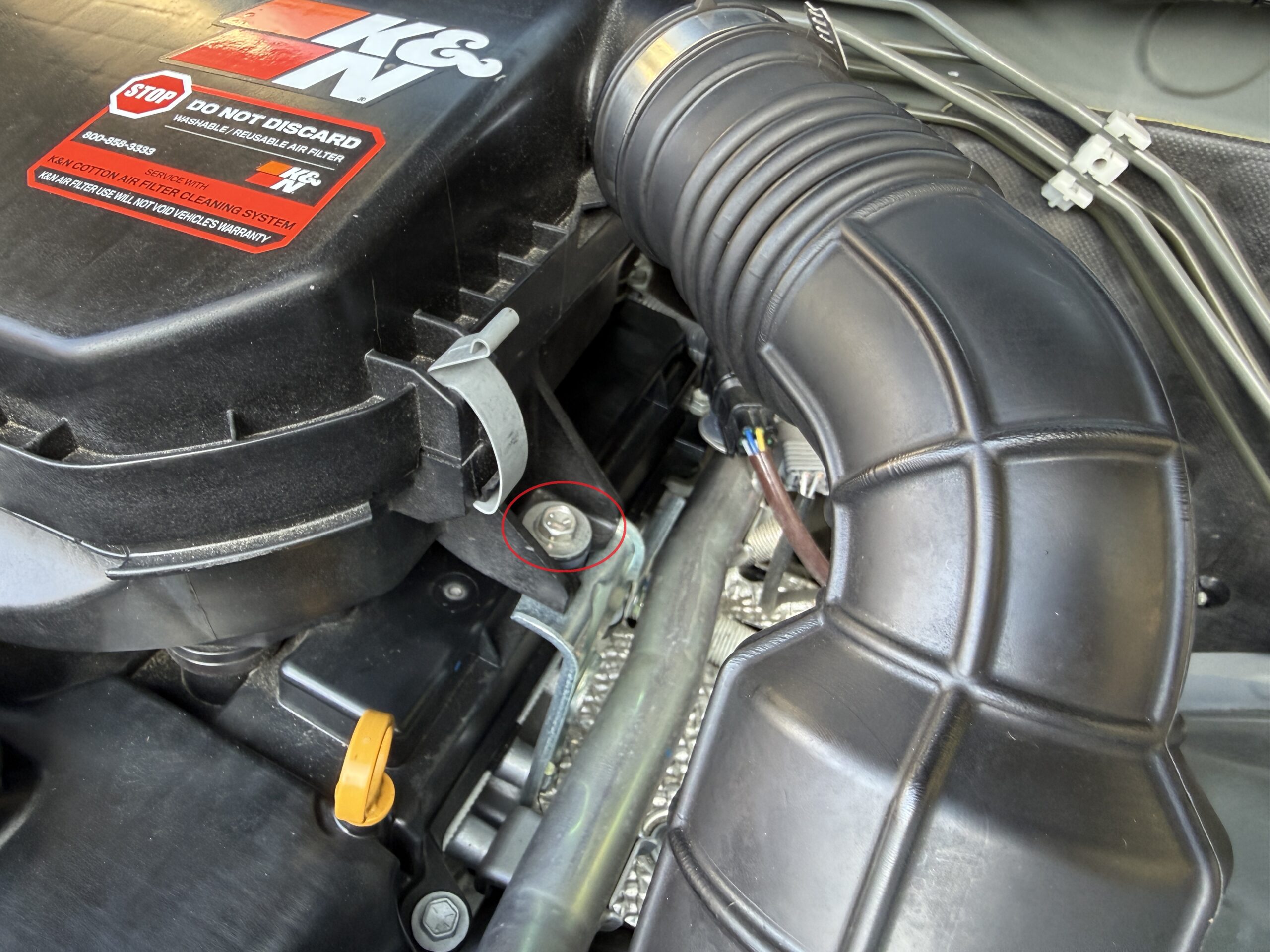 ジムニーのエアクリーナーボックスの右側のボルト