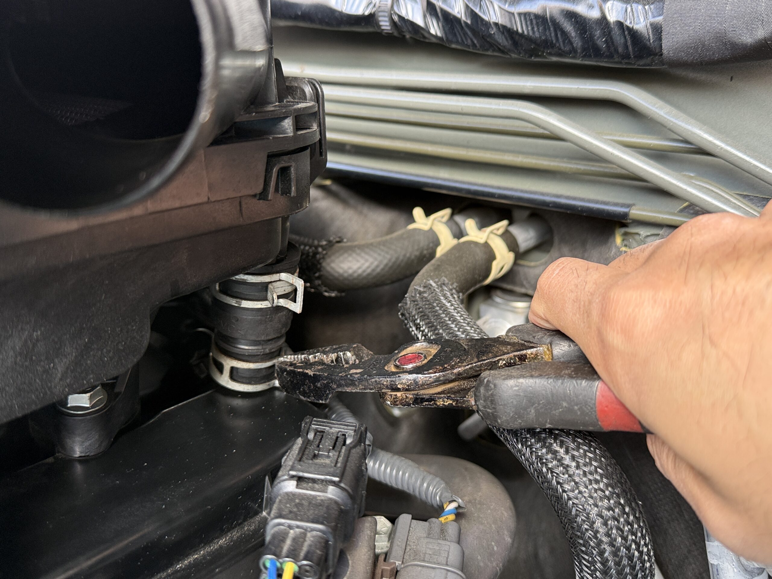 プライヤーと左手