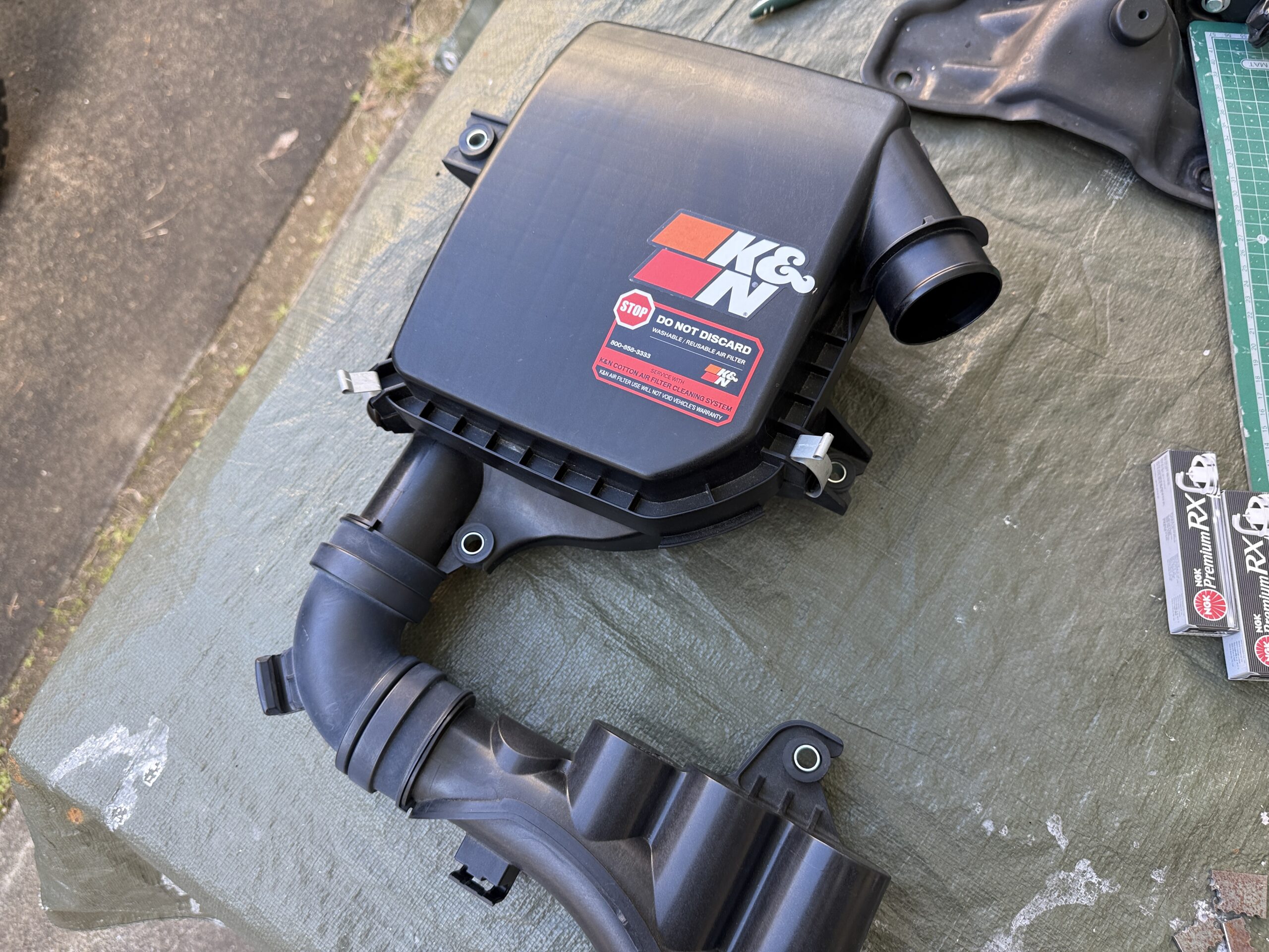 外されたエアクリーナーボックス