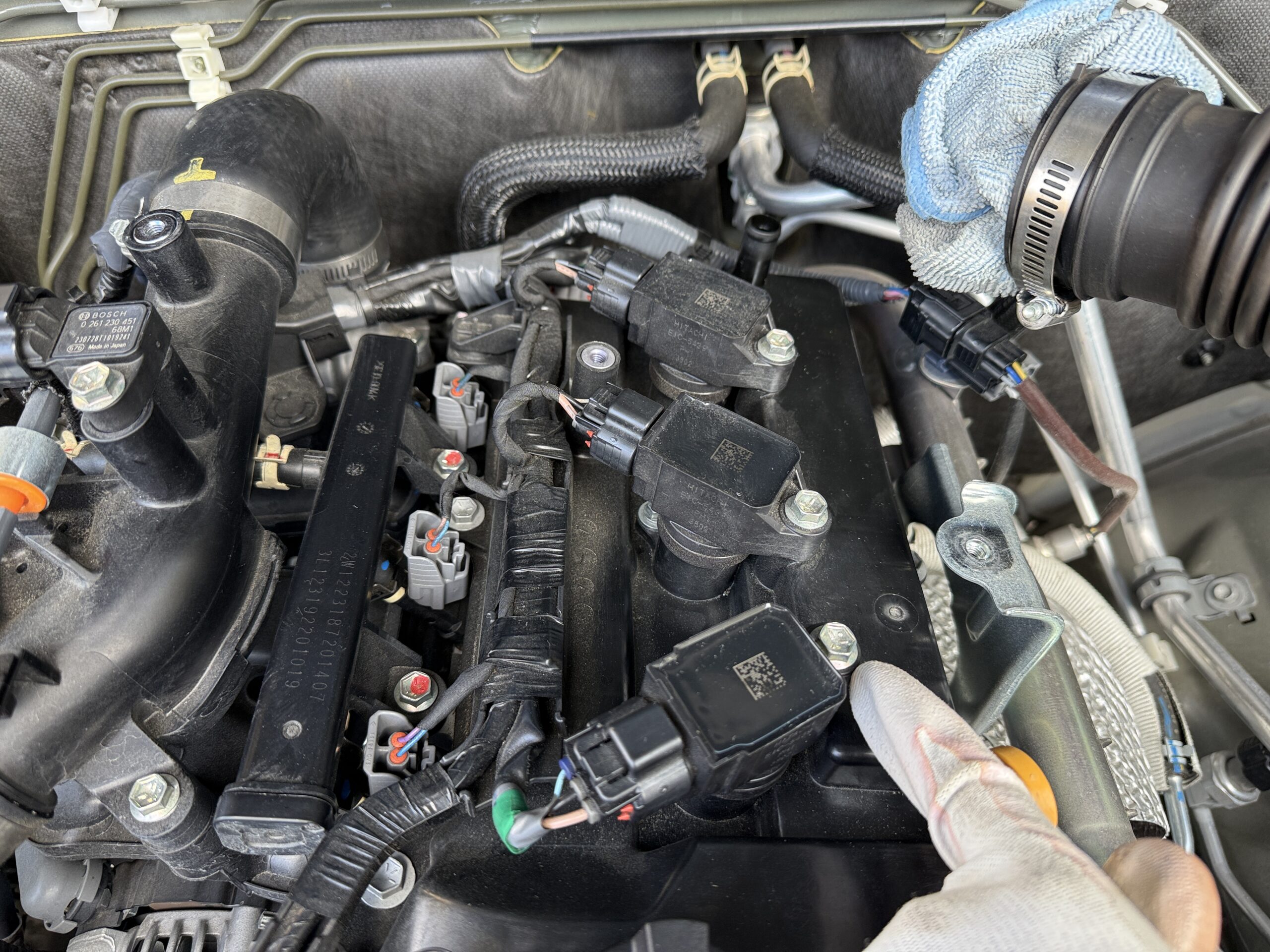 エアクリーナーボックスを外したジムニーのエンジン