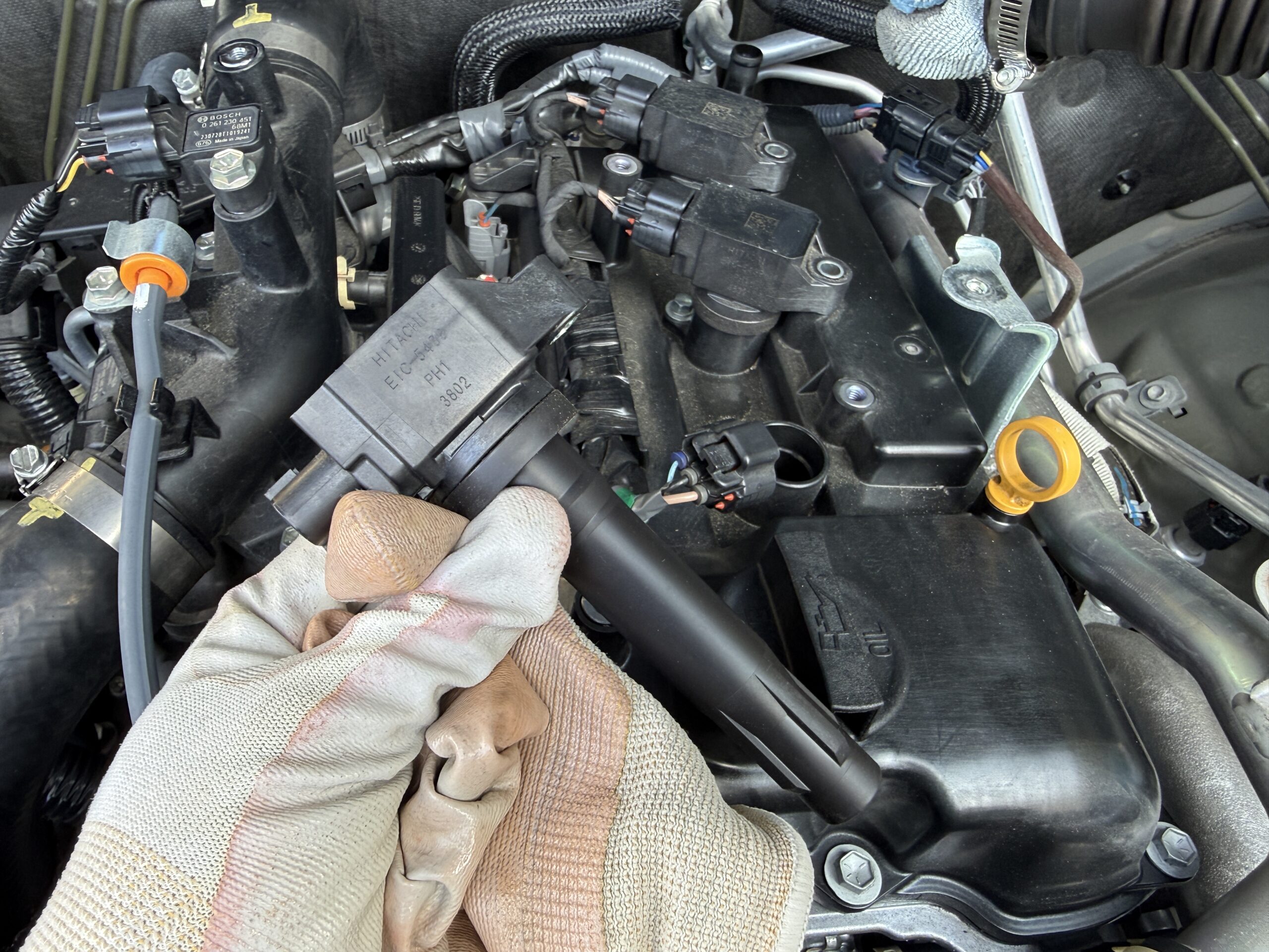 ジムニーのイグニッションコイルと左手