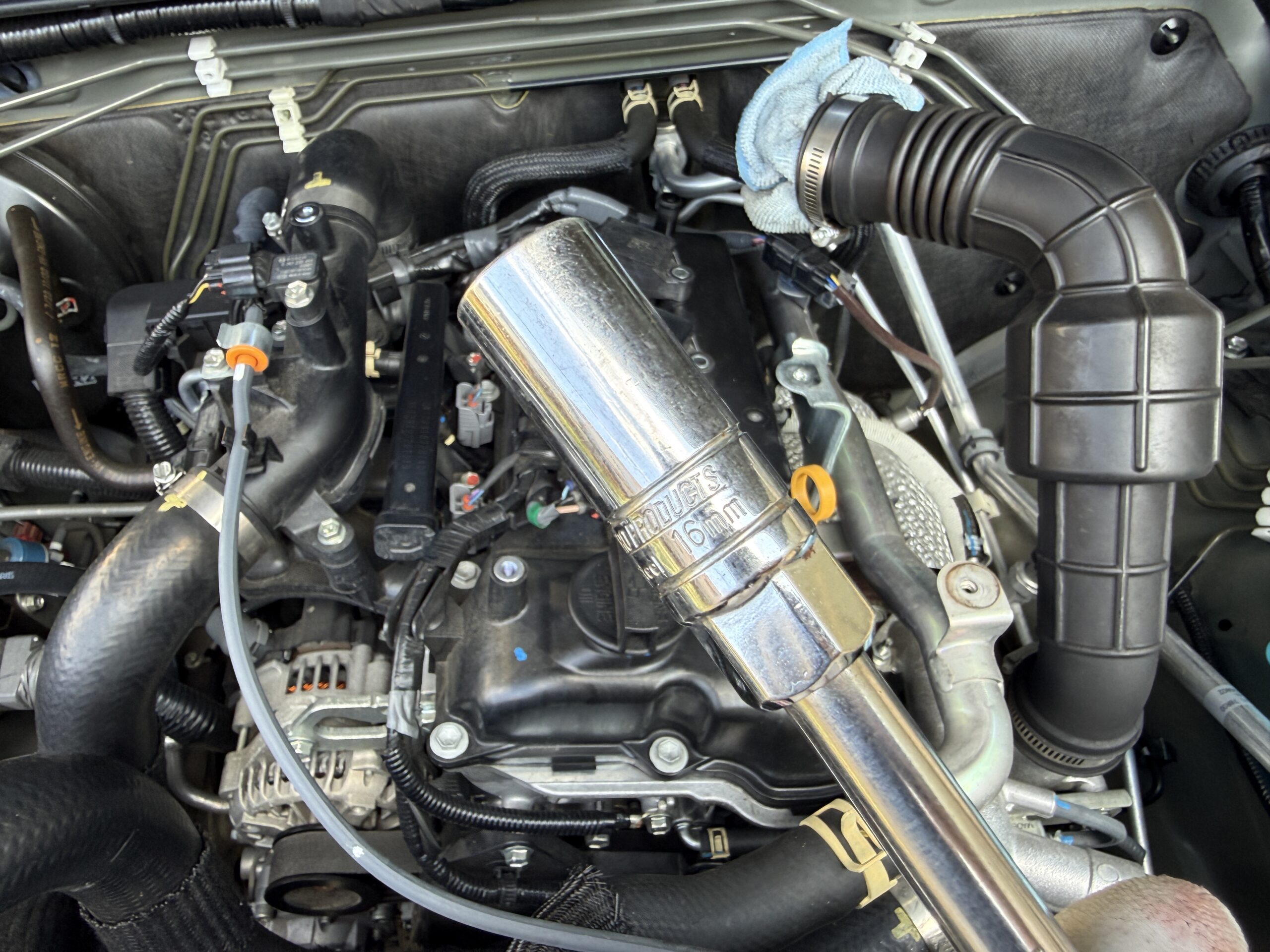 プラグレンチとジムニーのエンジンルーム