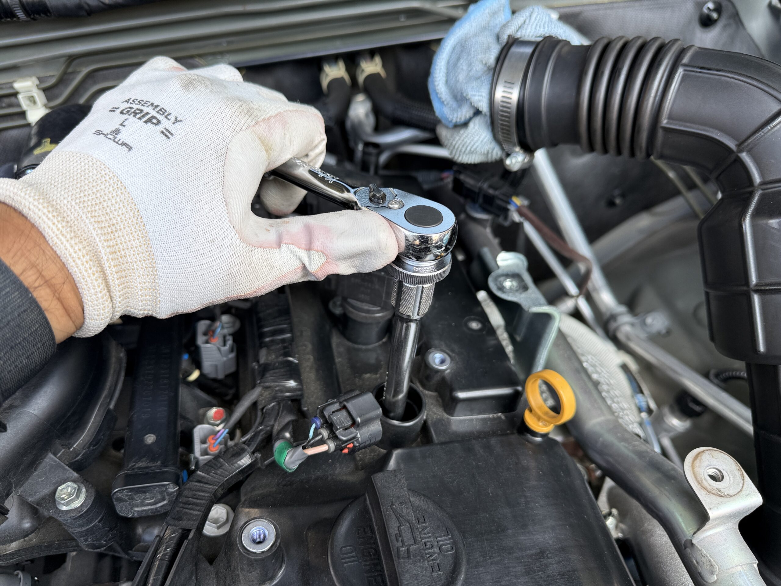 ラチェットレンチと左手