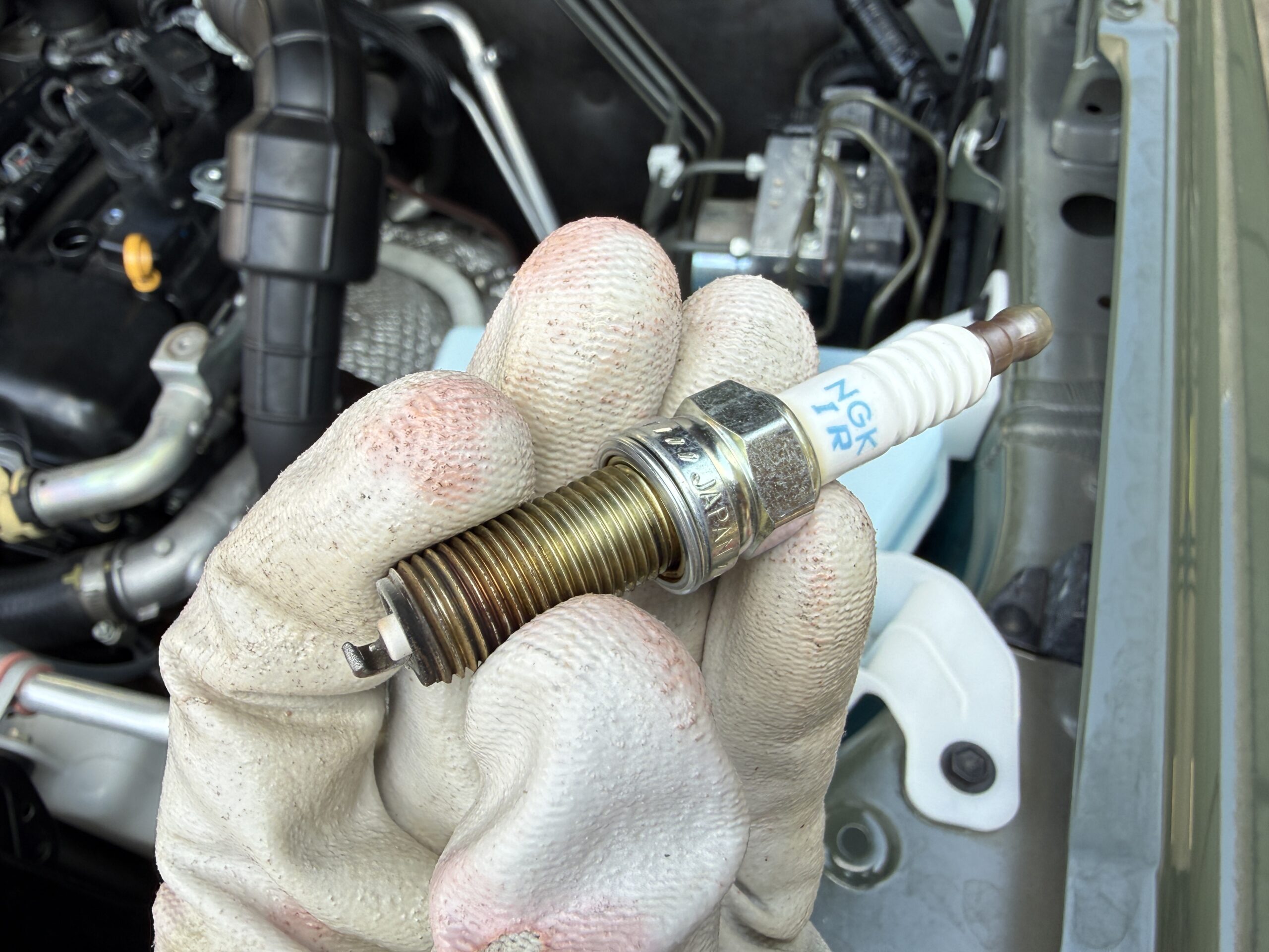 ジムニーの純正プラグと左手