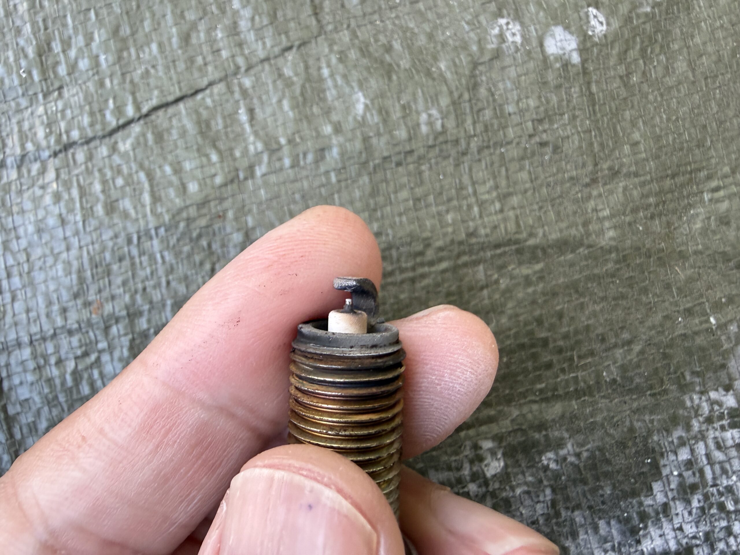 プラグの先端を右斜めから見た状態