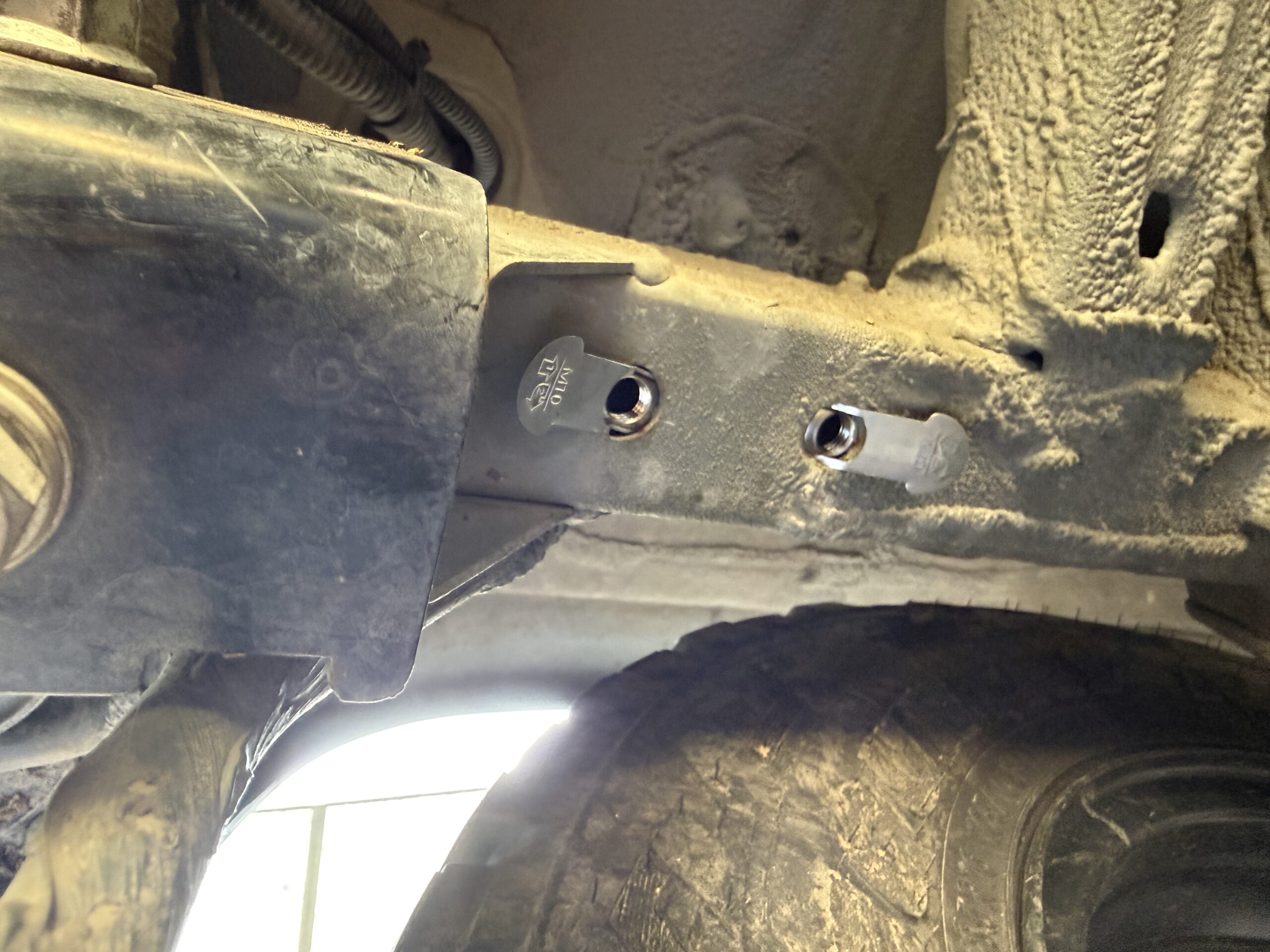 インプルナットをジムニーのフレームに入れた状態