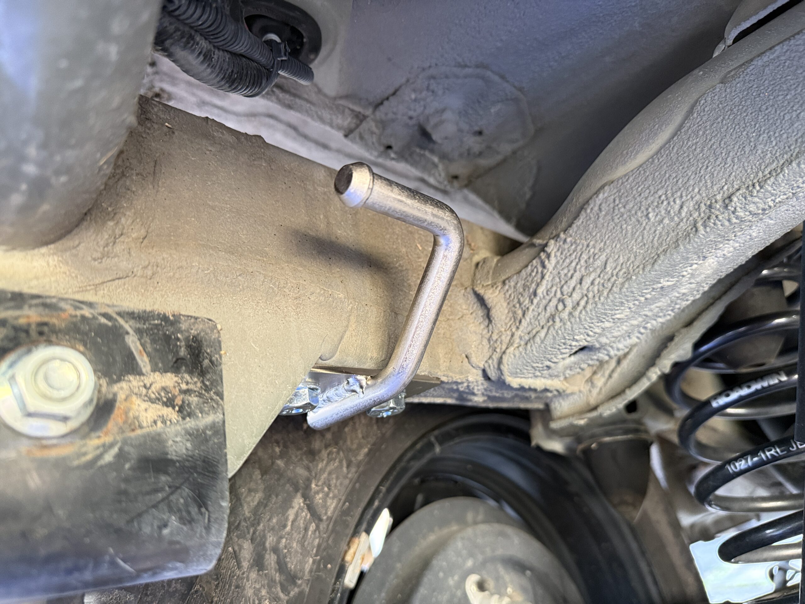 ナットでマフラーハンガーを付けた状態