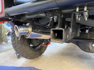 リンクスマフラーを付けたJB64のジムニーの後ろ姿