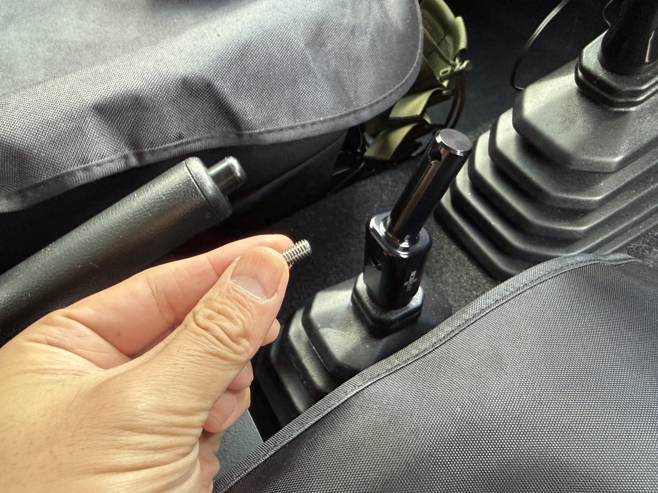 トランスファーノブエクステンションに付属のボルトと左手