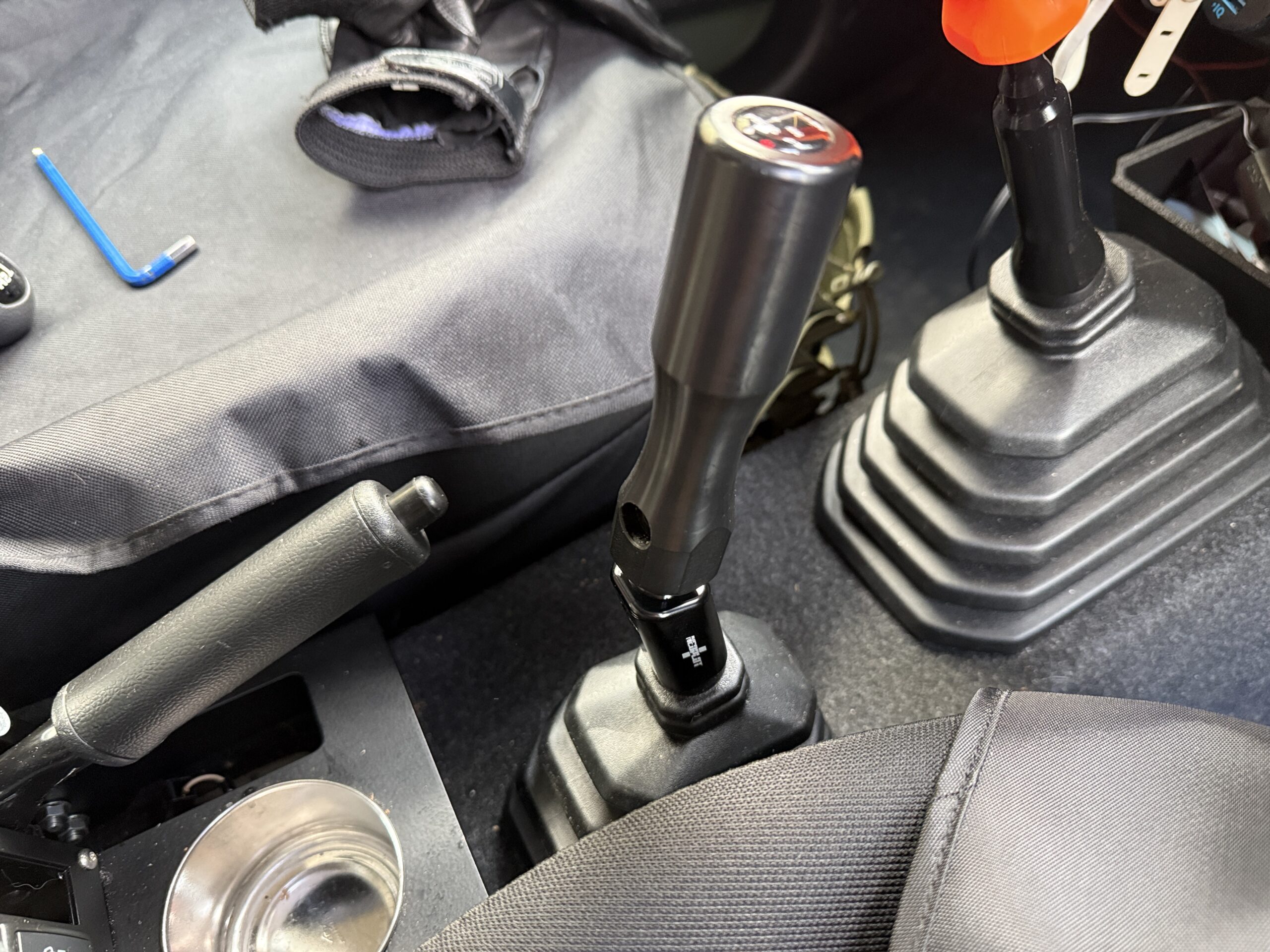 トランスファーノブエクステンションに違うメーカーにシフトノブを付けた