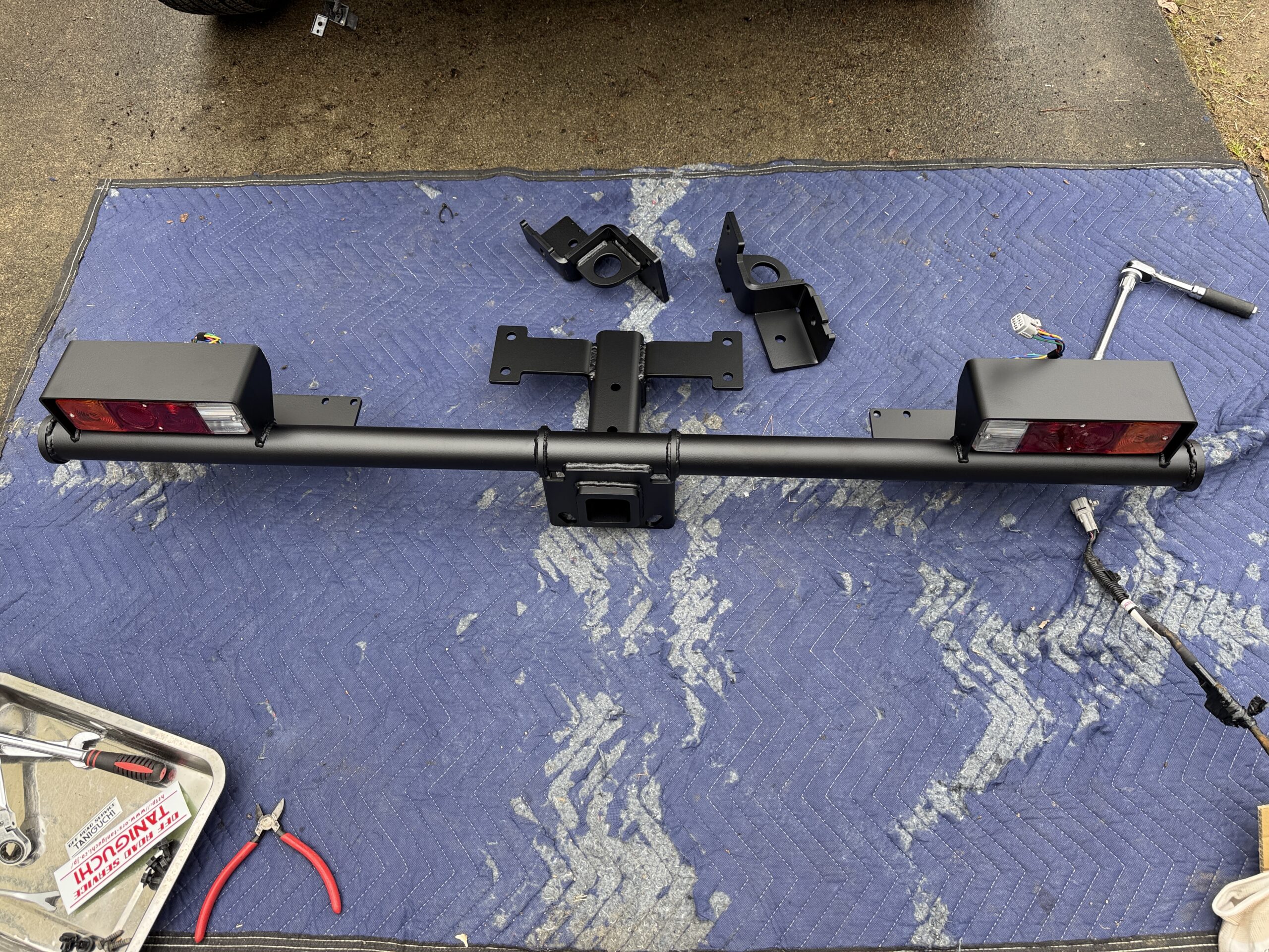 テールランプを付けた状態のヒッチ付きオフロードバンパー