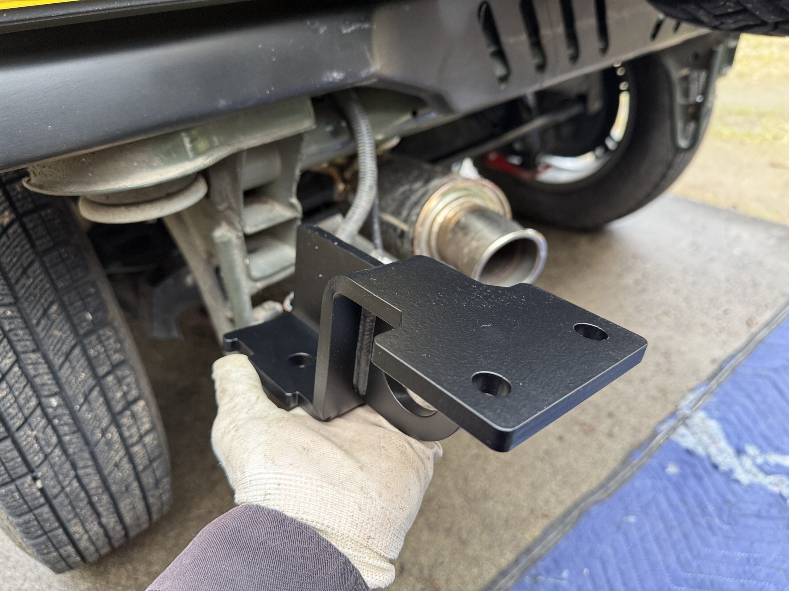 バンパーブラケットと左手