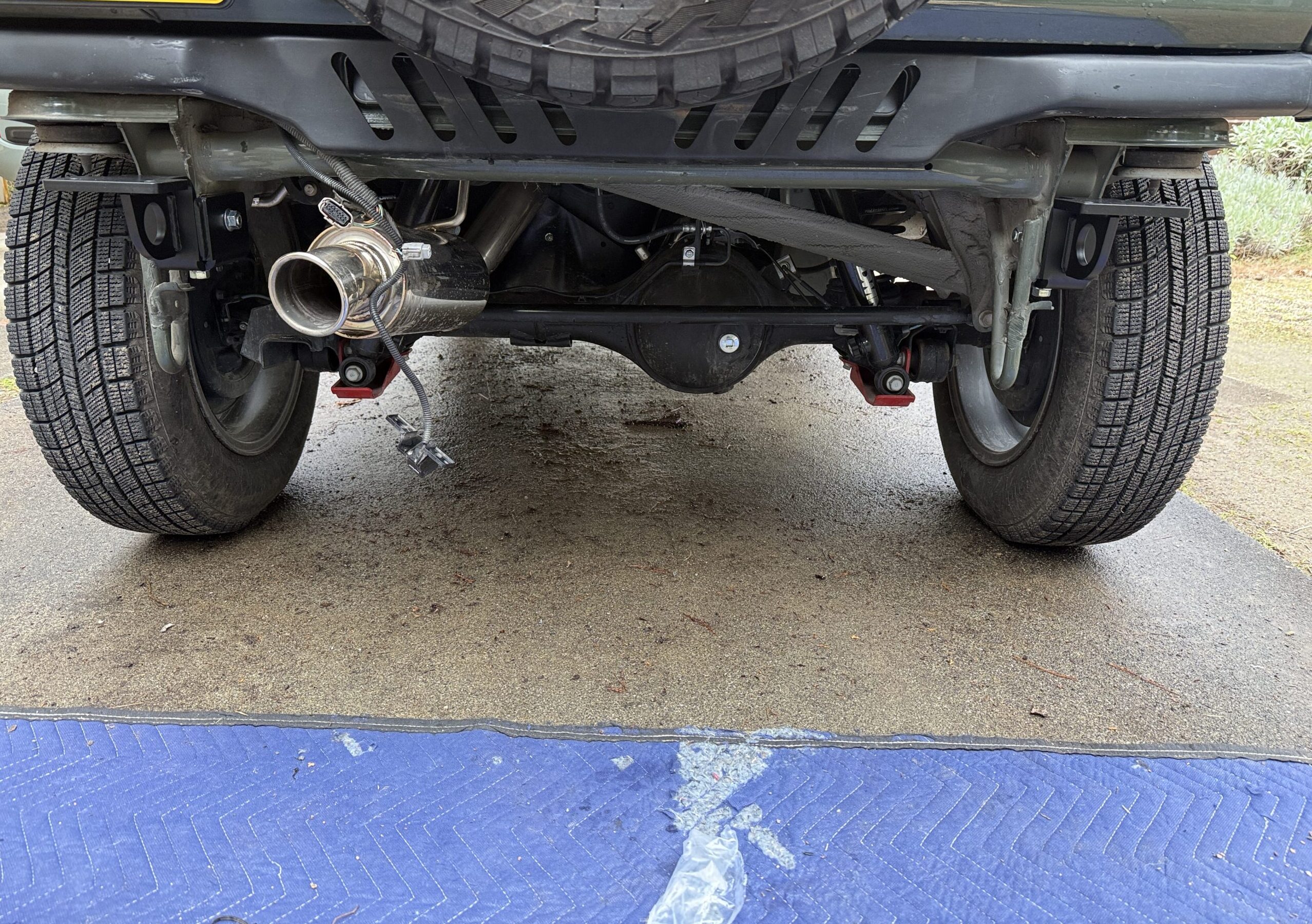 左右のバンパーブラケットを付けたジムニー