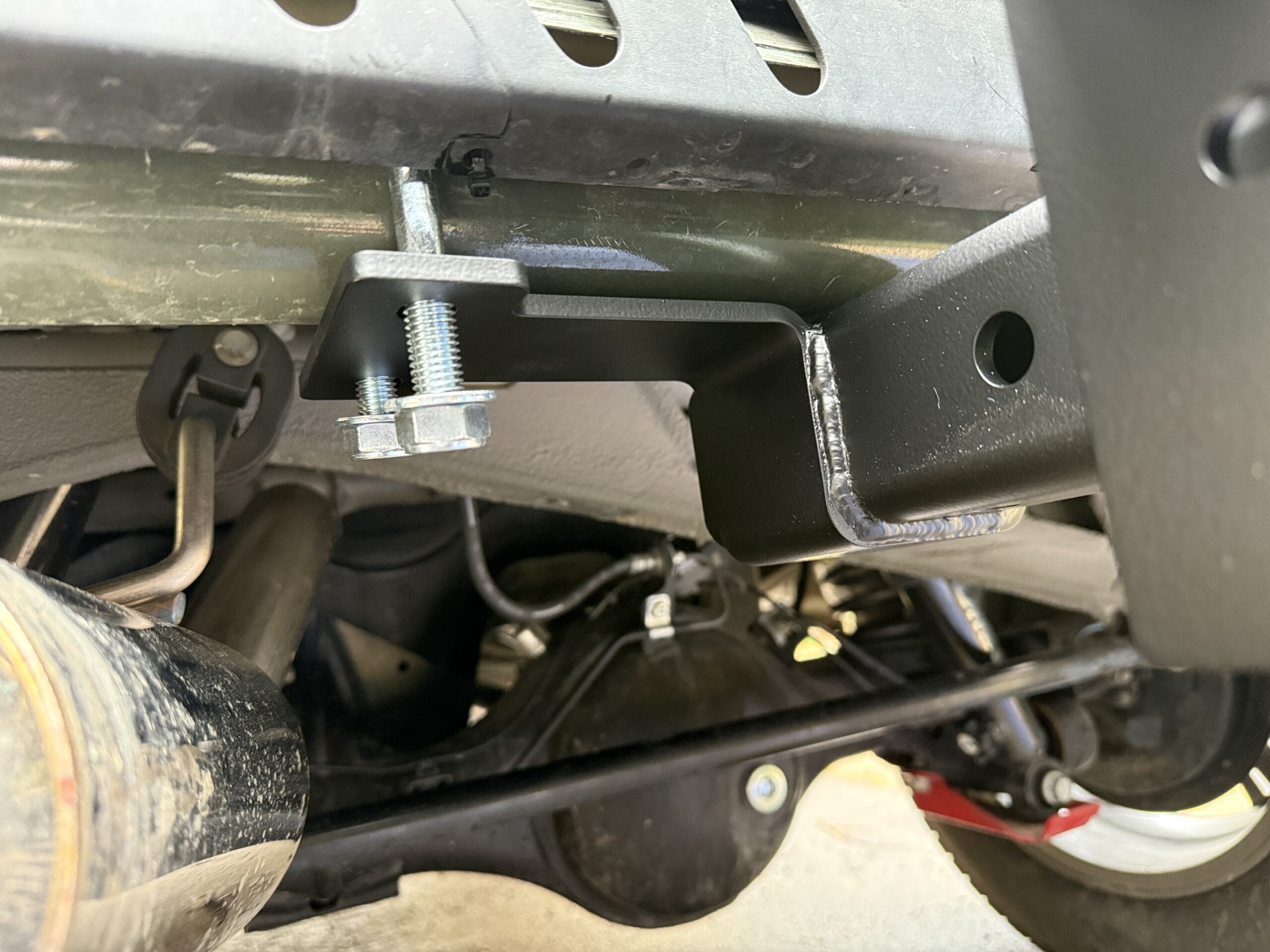 U字ボルトでジムニーのフレームに付けたヒッチ付きオフロードバンパー