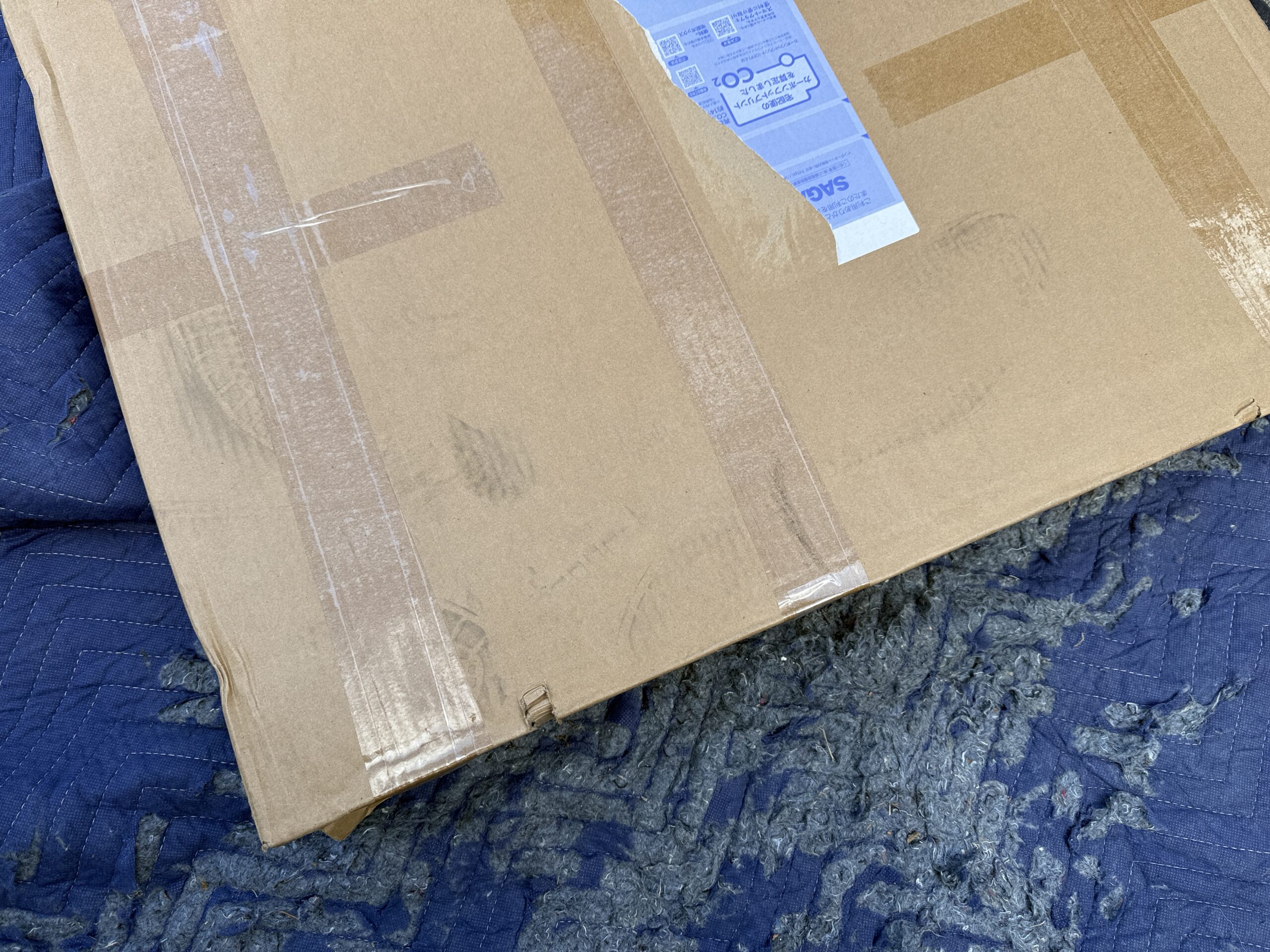 足跡だらけの段ボール