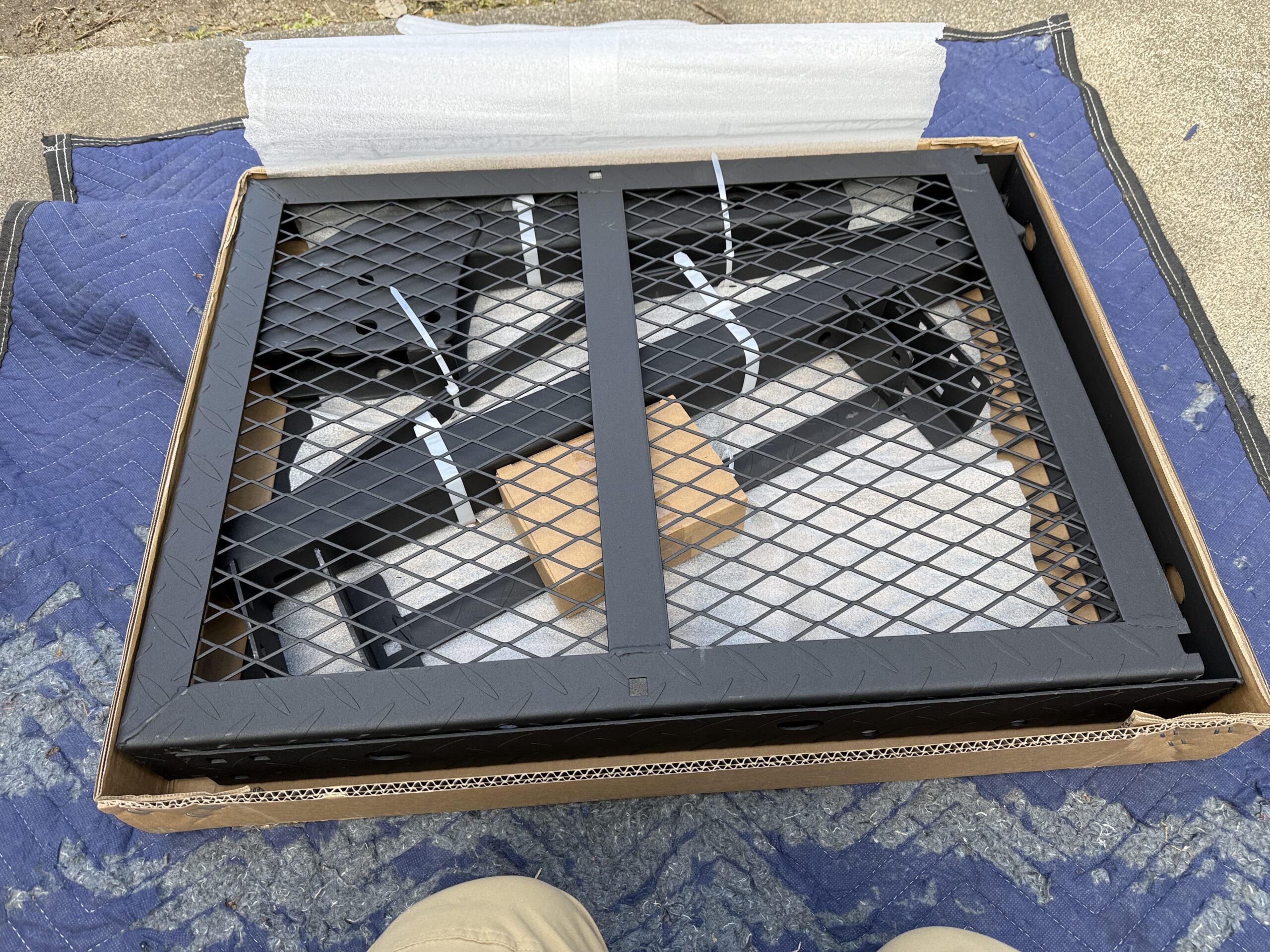 段ボールの中身はヒッチキャリア