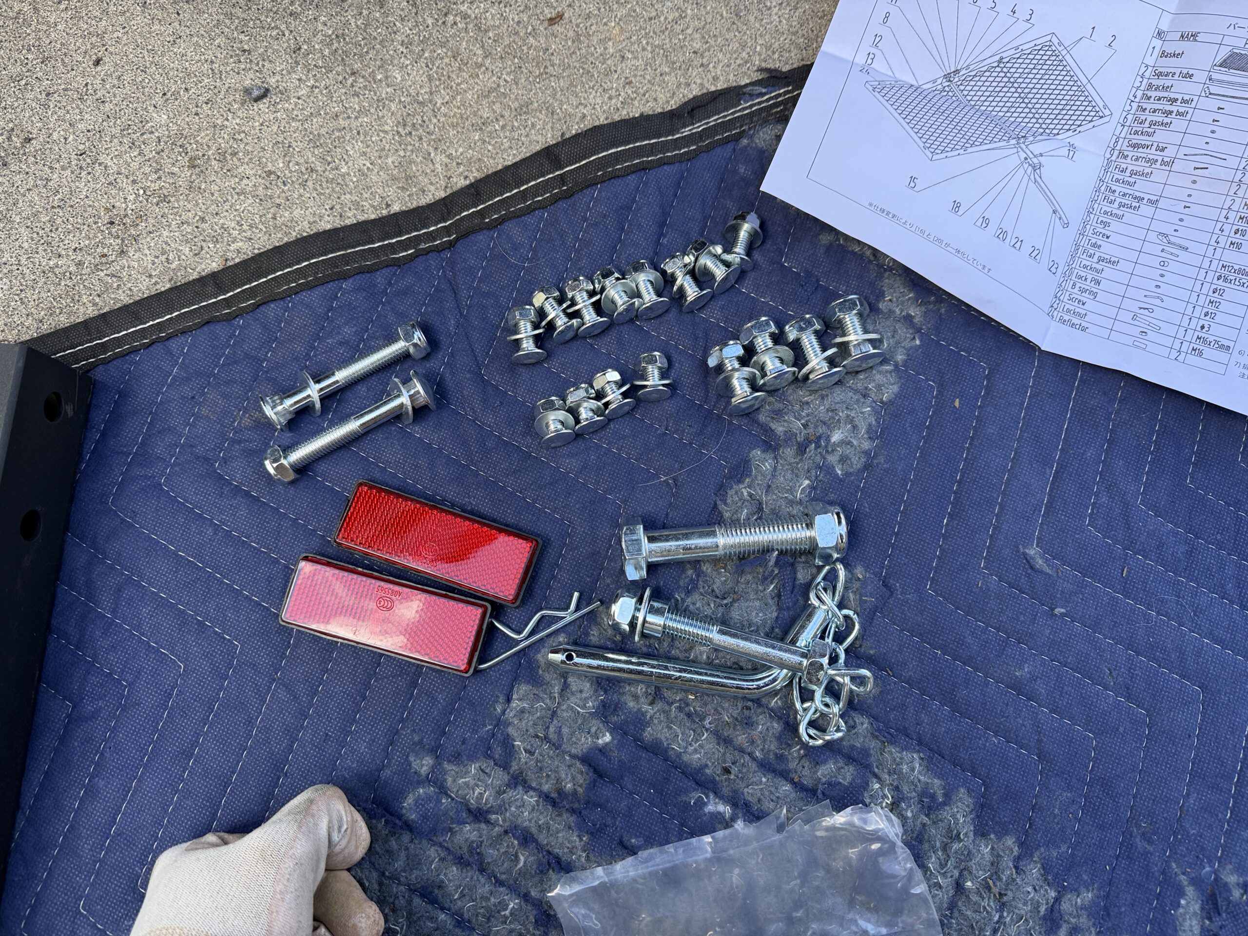 付属のボルト類と左手