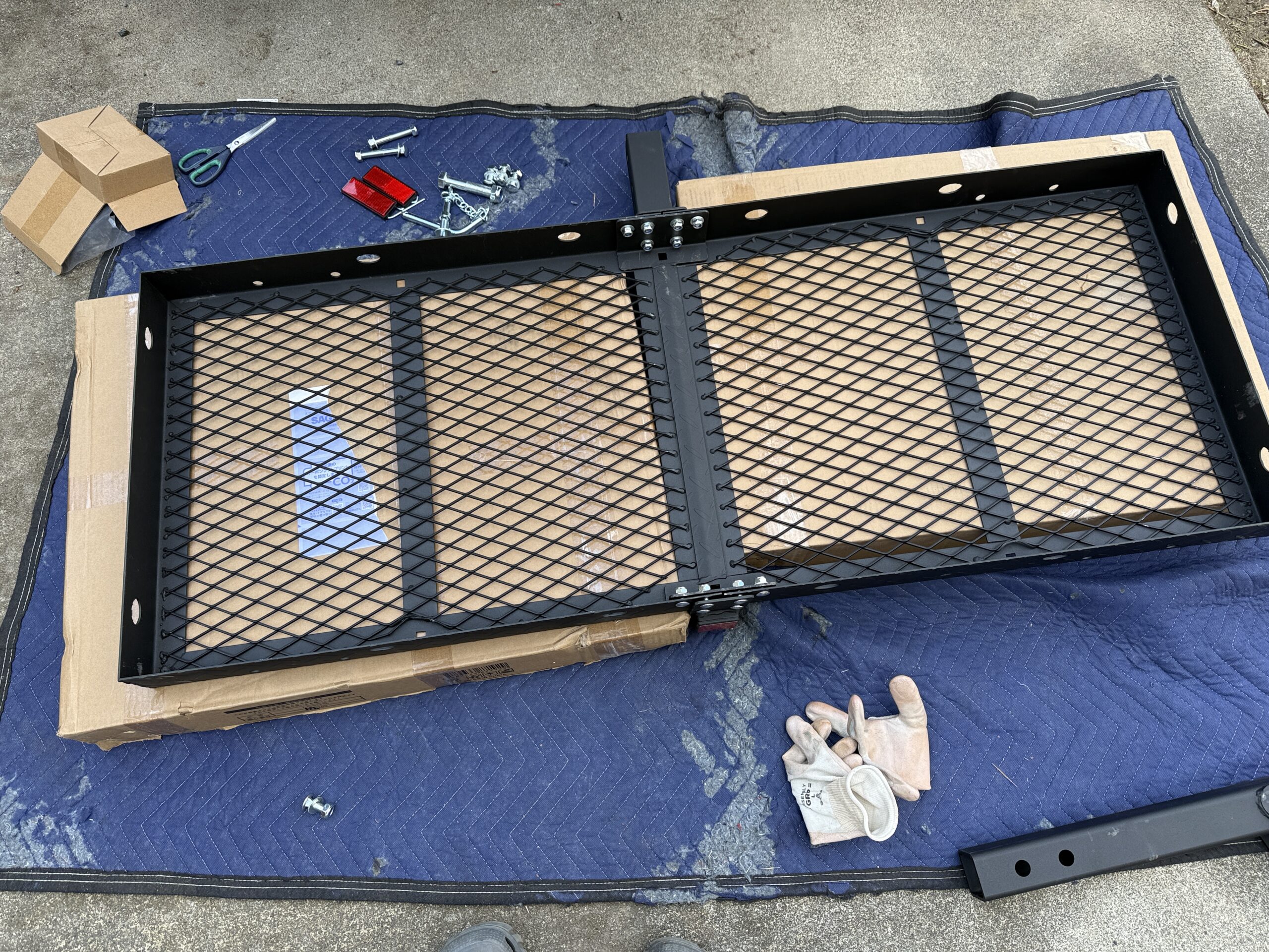 ボルトを組んだ状態のヒッチキャリア