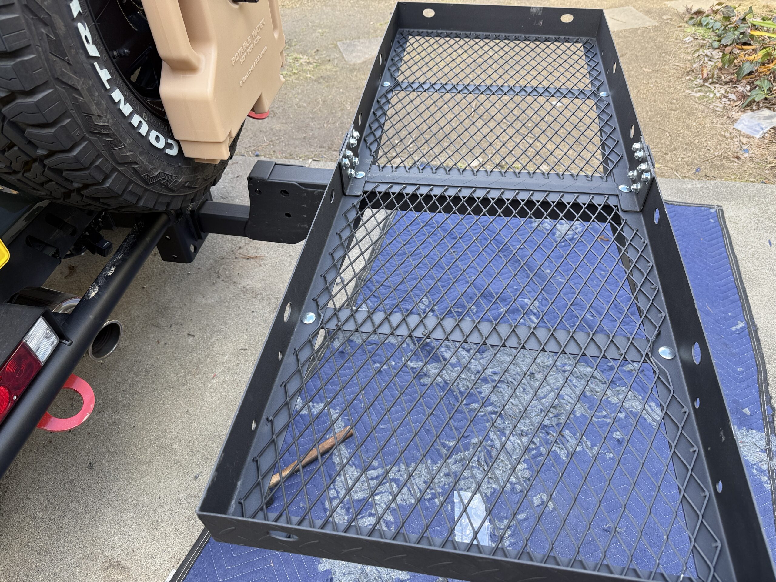 ジムニーに付けた折り畳み式のヒッチキャリア