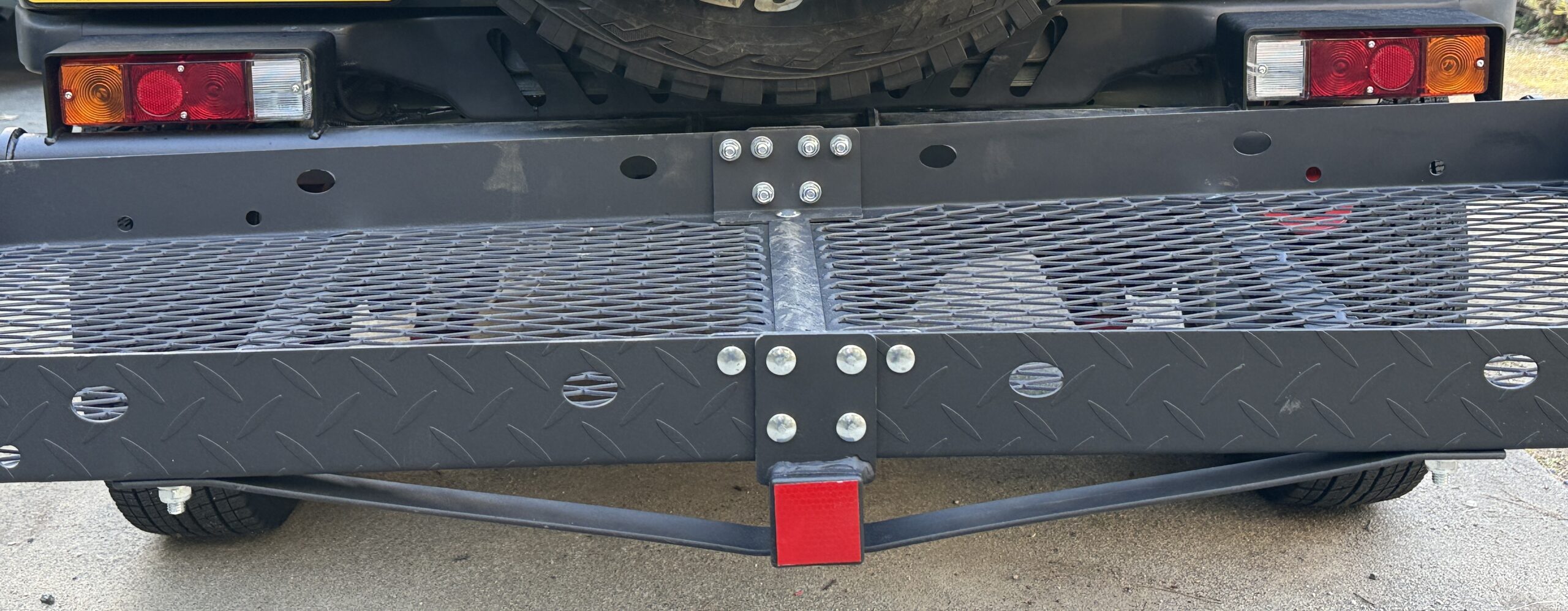 ヒッチキャリアを付けたタニグチのヒッチ付きリアバンパー