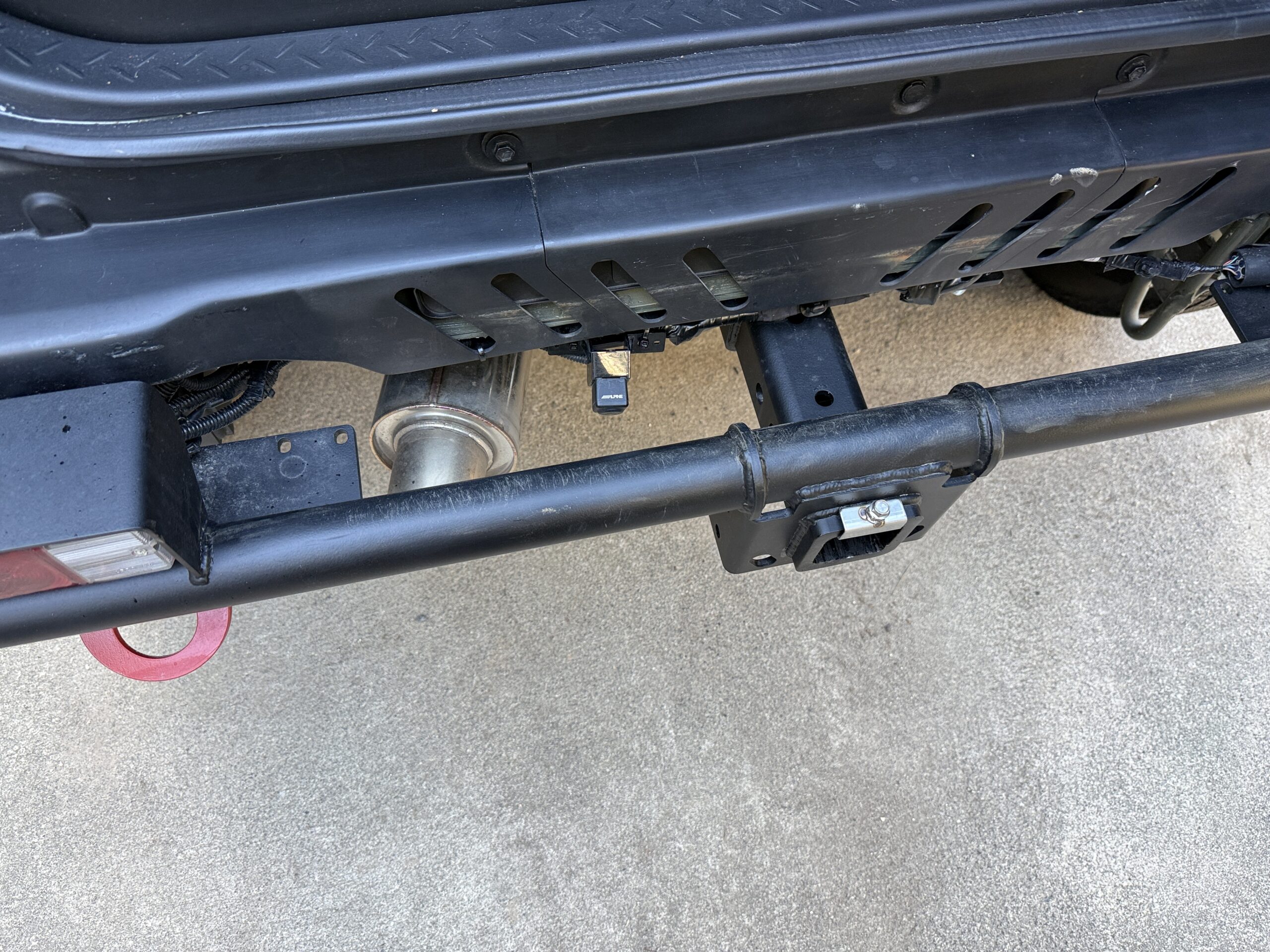 ヒッチ付きリアバンパーに乗って出来た傷