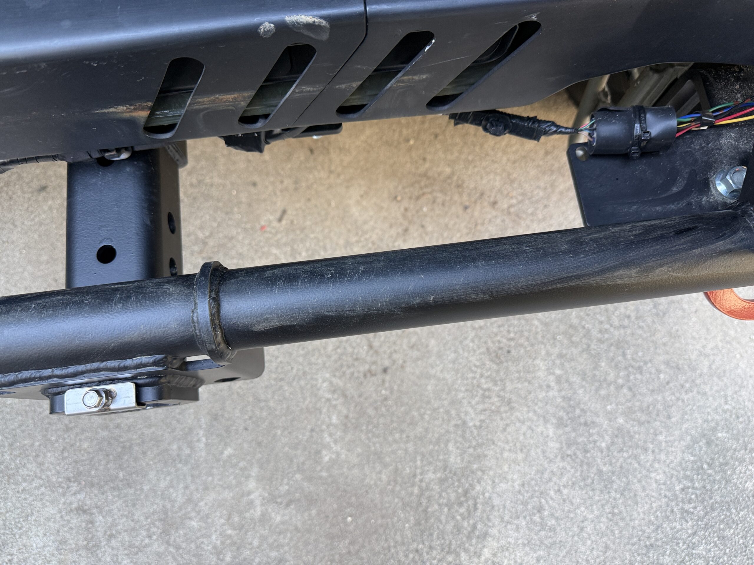 ヒッチ付きリアバンパーの傷を拡大