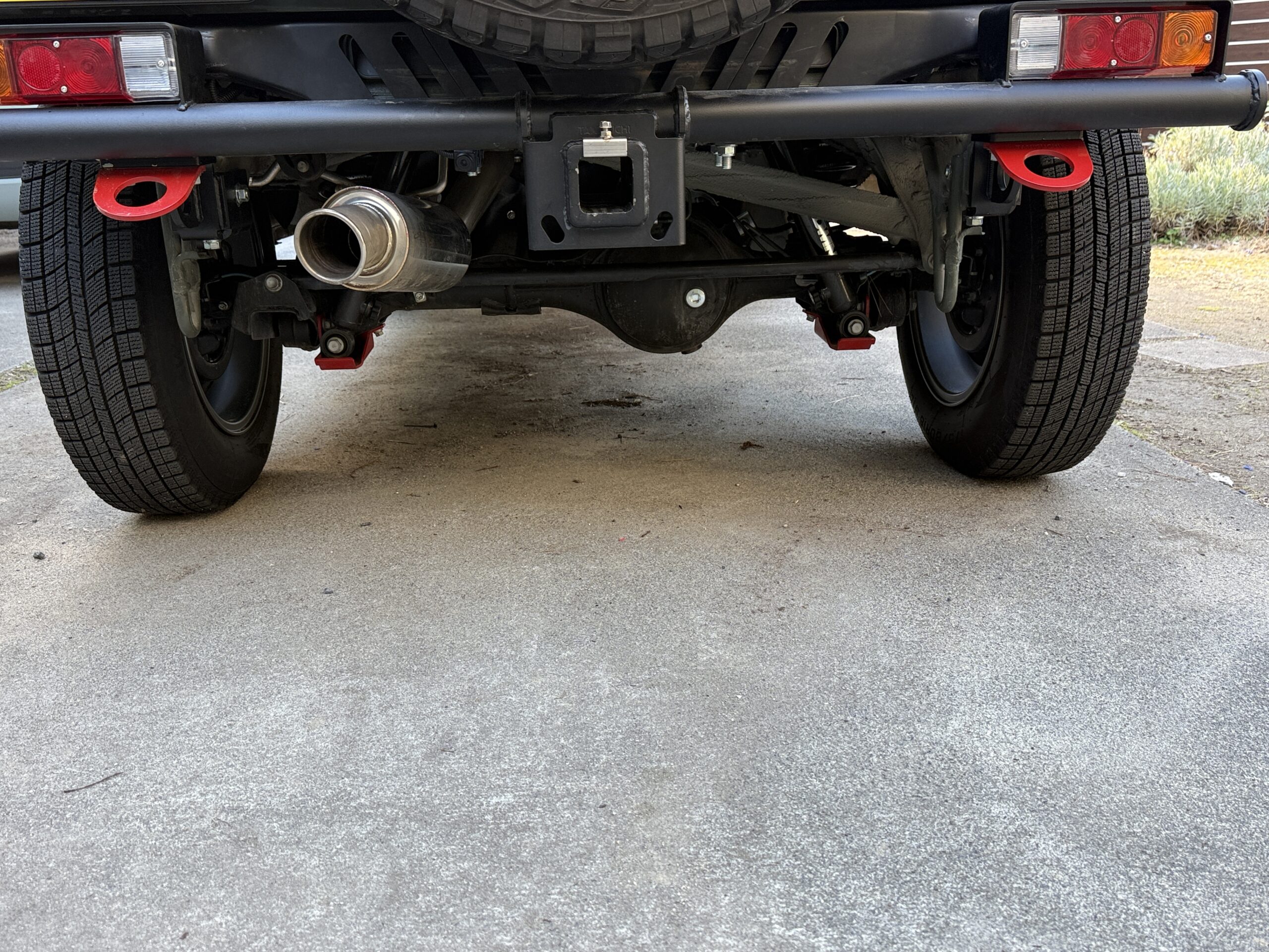 ヒッチ付きリアバンパの後ろからみた状態