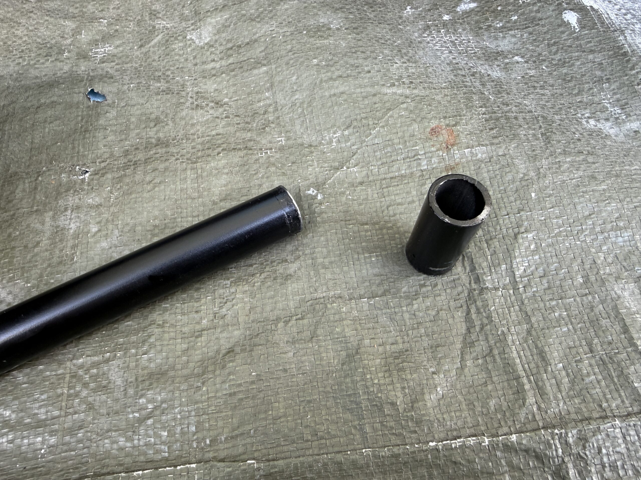 カットしたアンダーミラーのパイプ