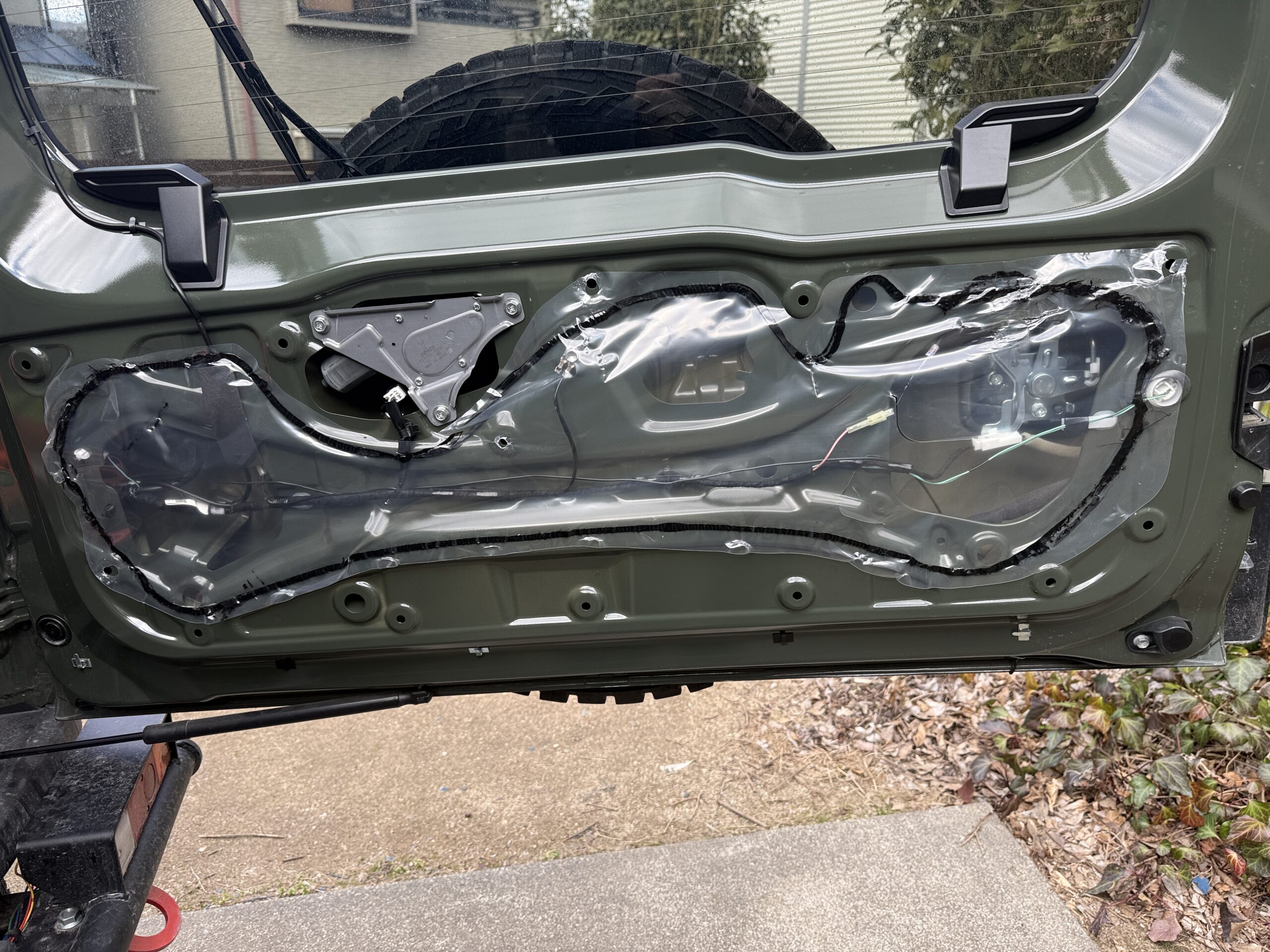 すべて外した状態のジムニーのリアゲートの内側