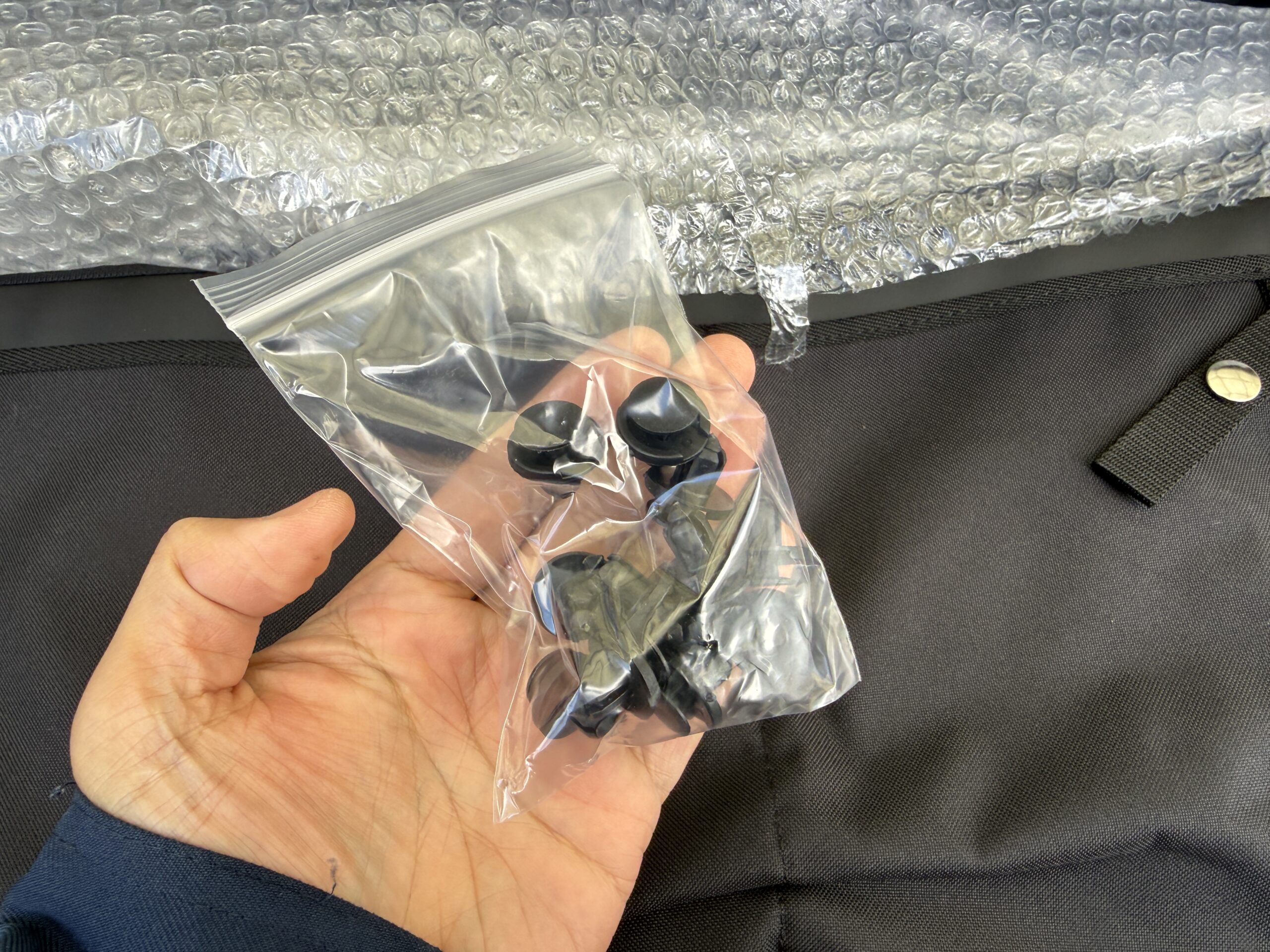 ワイルドグースのバックドアポケットのクリップと左手