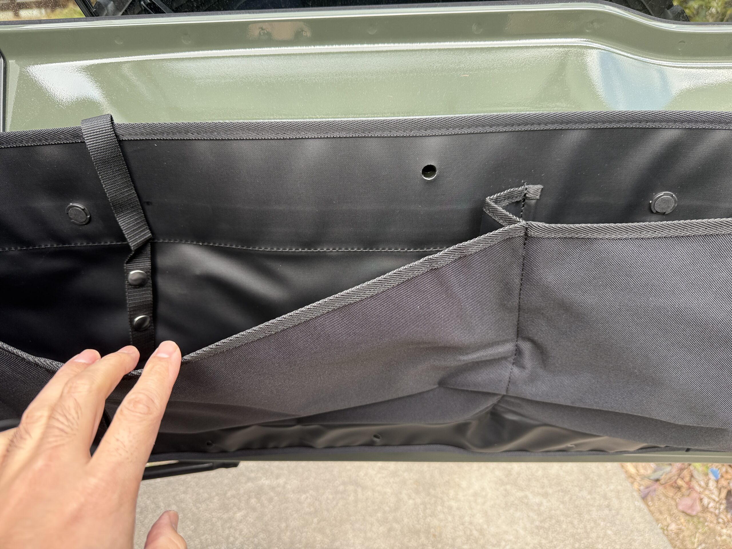 ジムニーに仮付け状態のバックドアポケットと左手