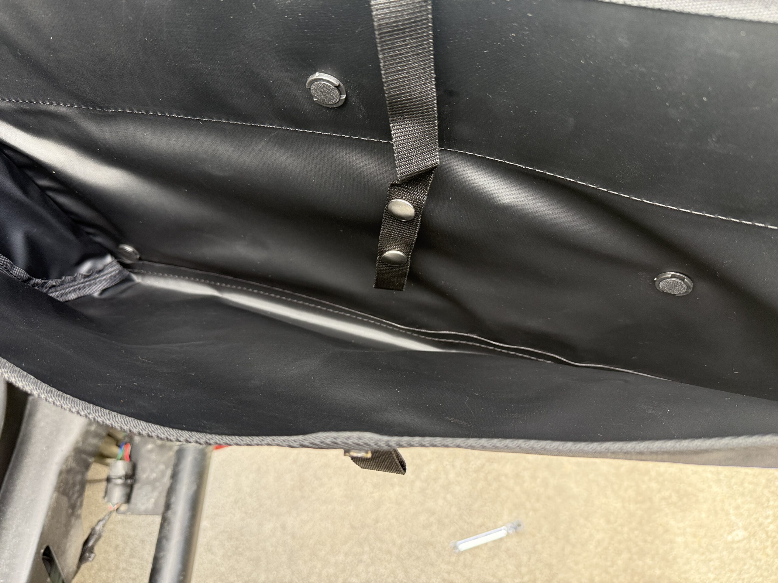 リアドアポケットの内側のクリップ