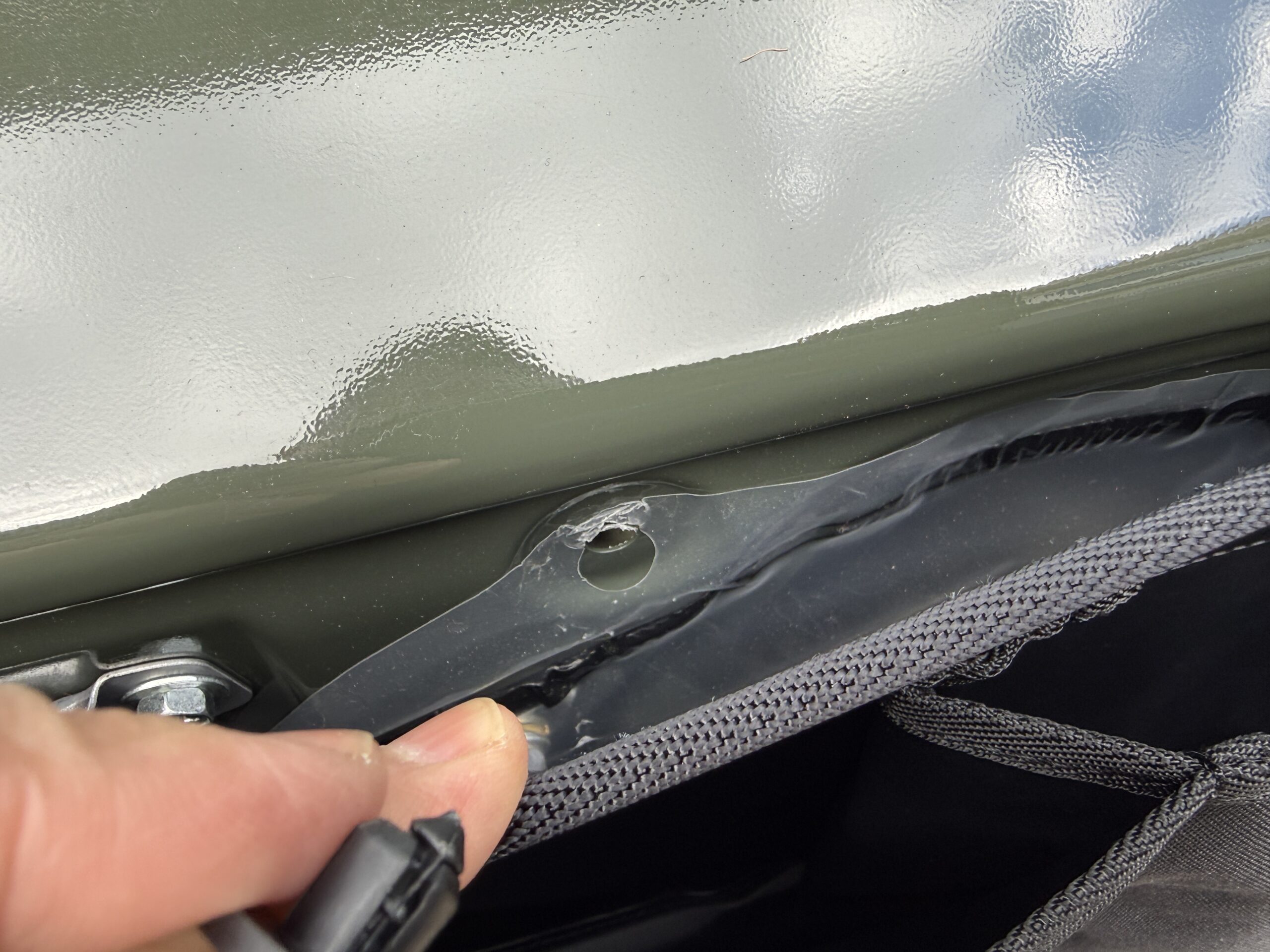 バックドアの窪んだクリップの取り付け付け位置